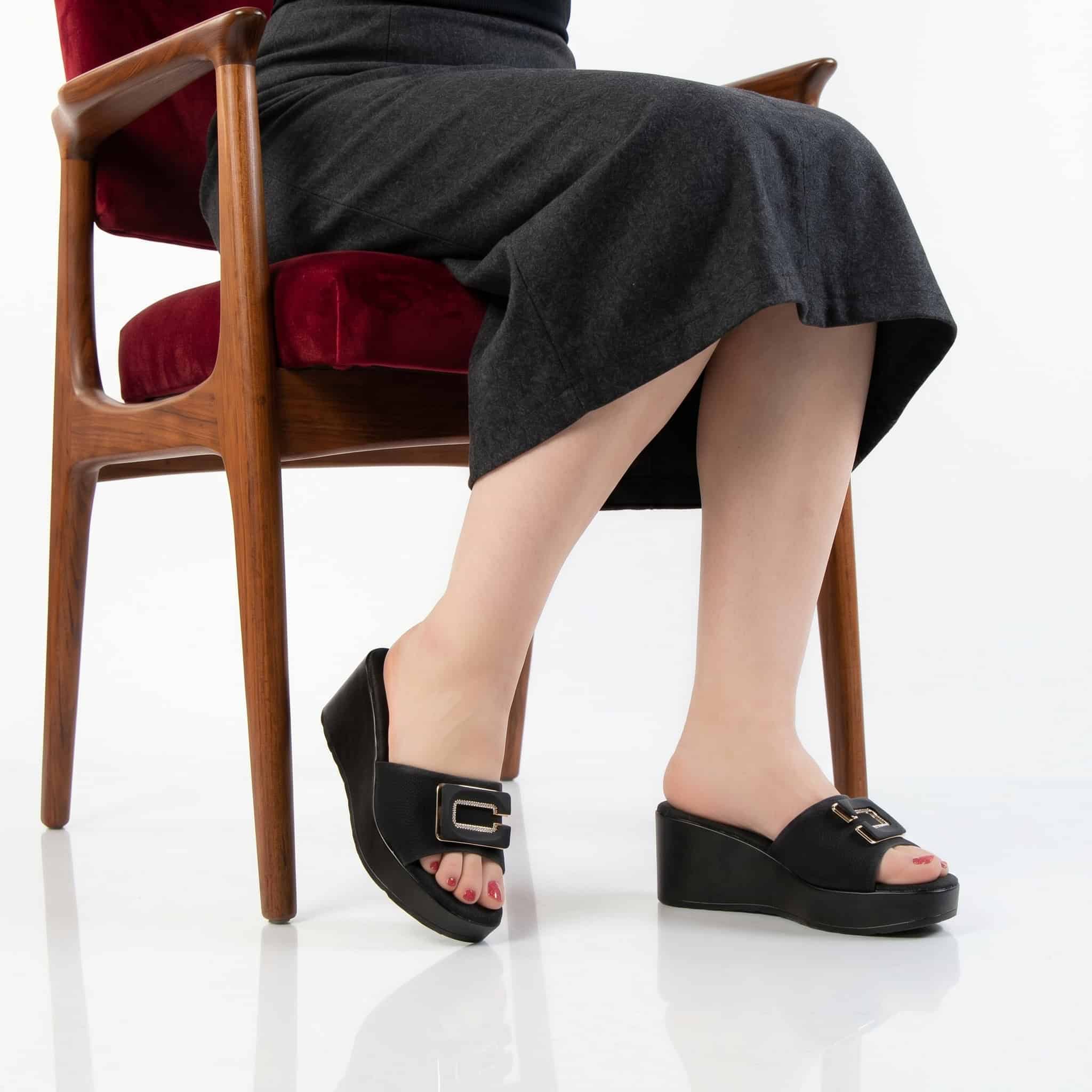 Kaysa – Sandales compensées confortables en Noir.