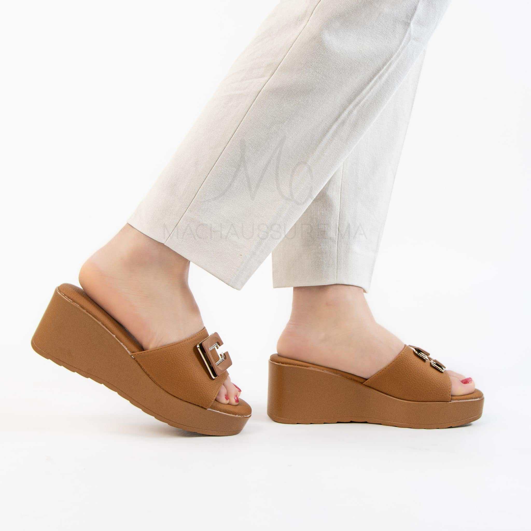Kaysa – Sandales compensées confortables en Tabac.