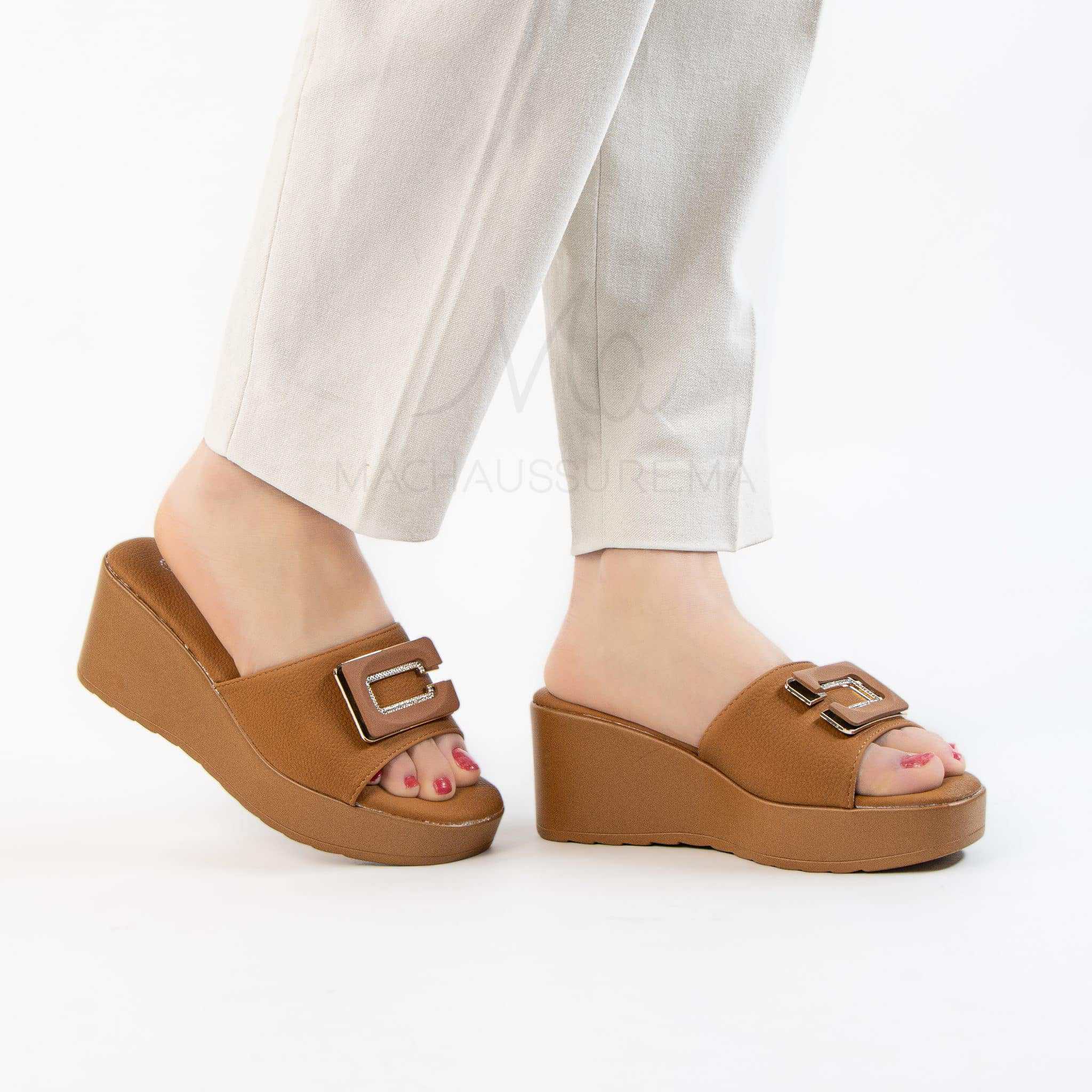 Kaysa – Sandales compensées confortables en Tabac.