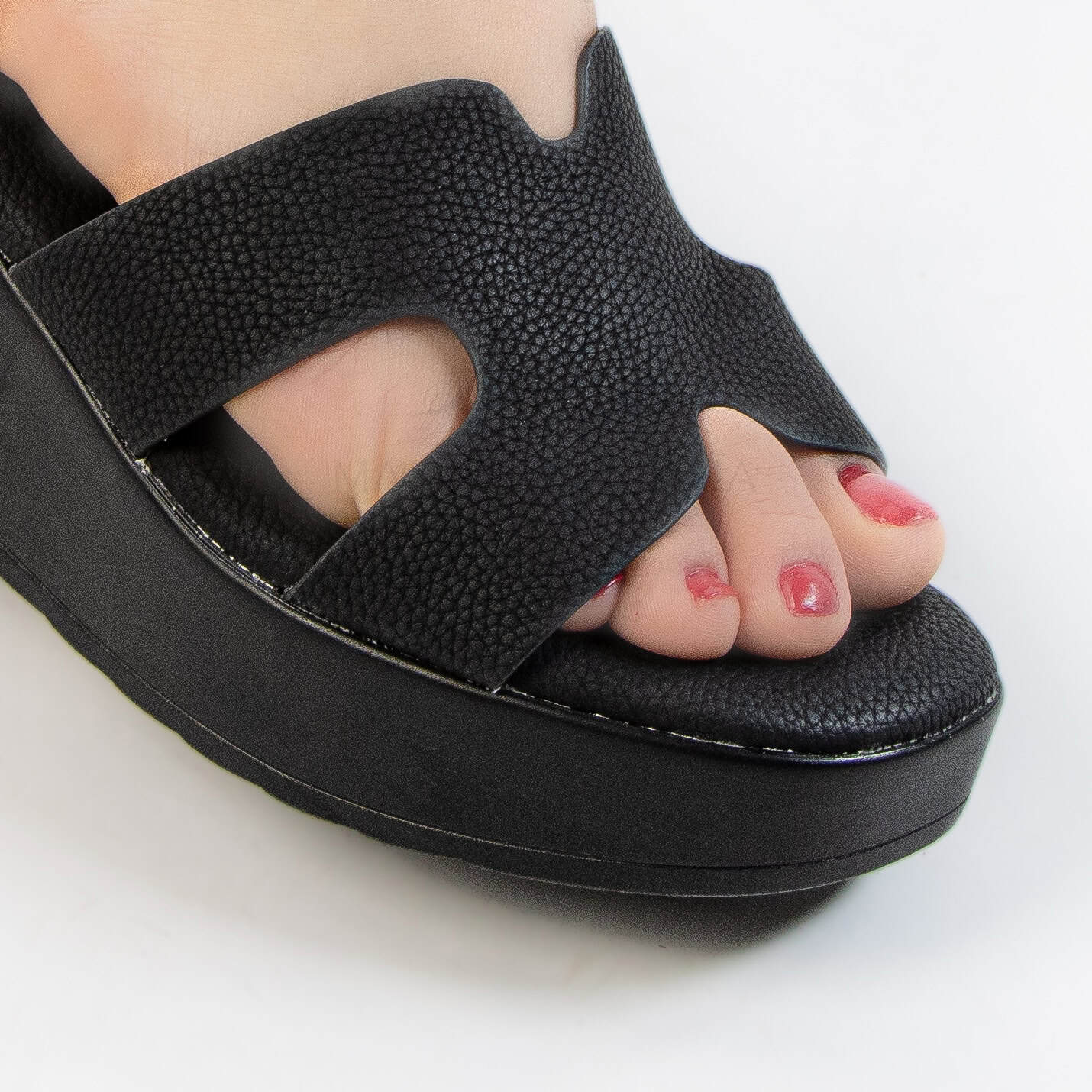 Sekina – Sandales compensées confortables en Noir.