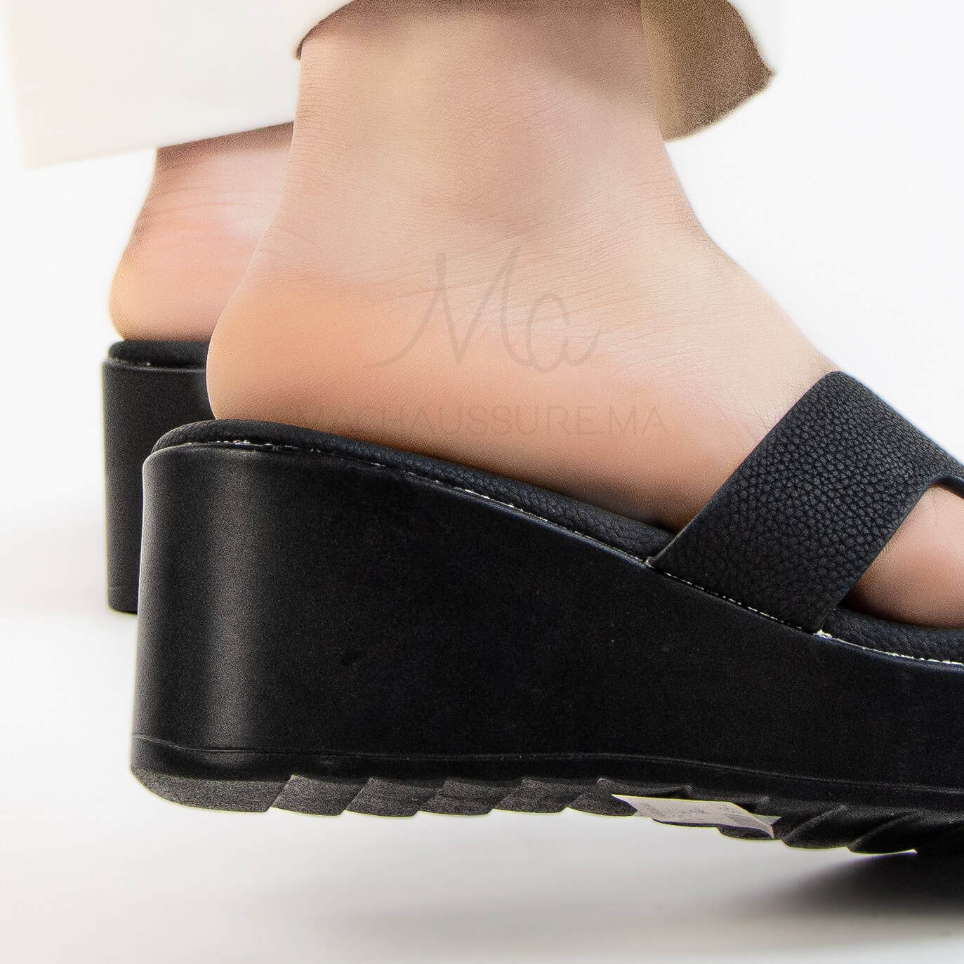 Sekina – Sandales compensées confortables en Noir.