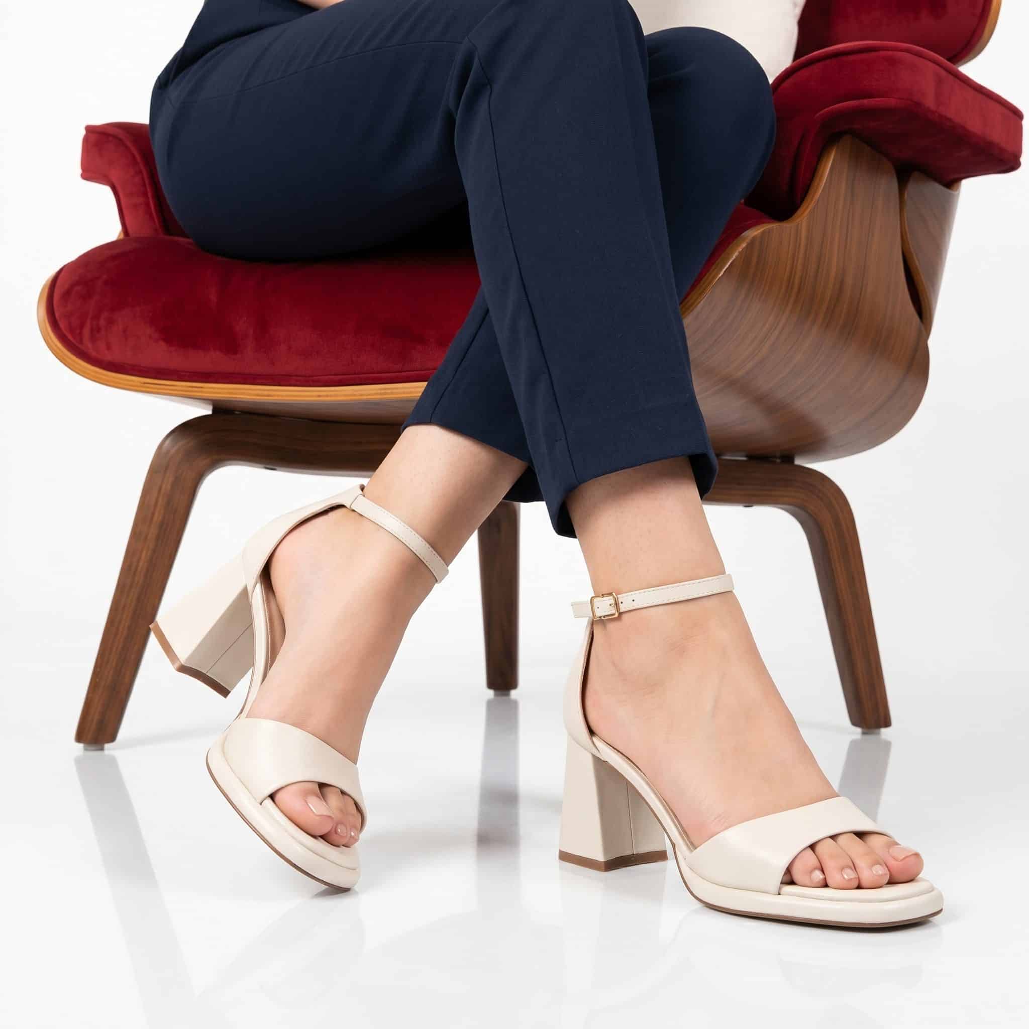 Larkspur – Sandales à talon en Beige.