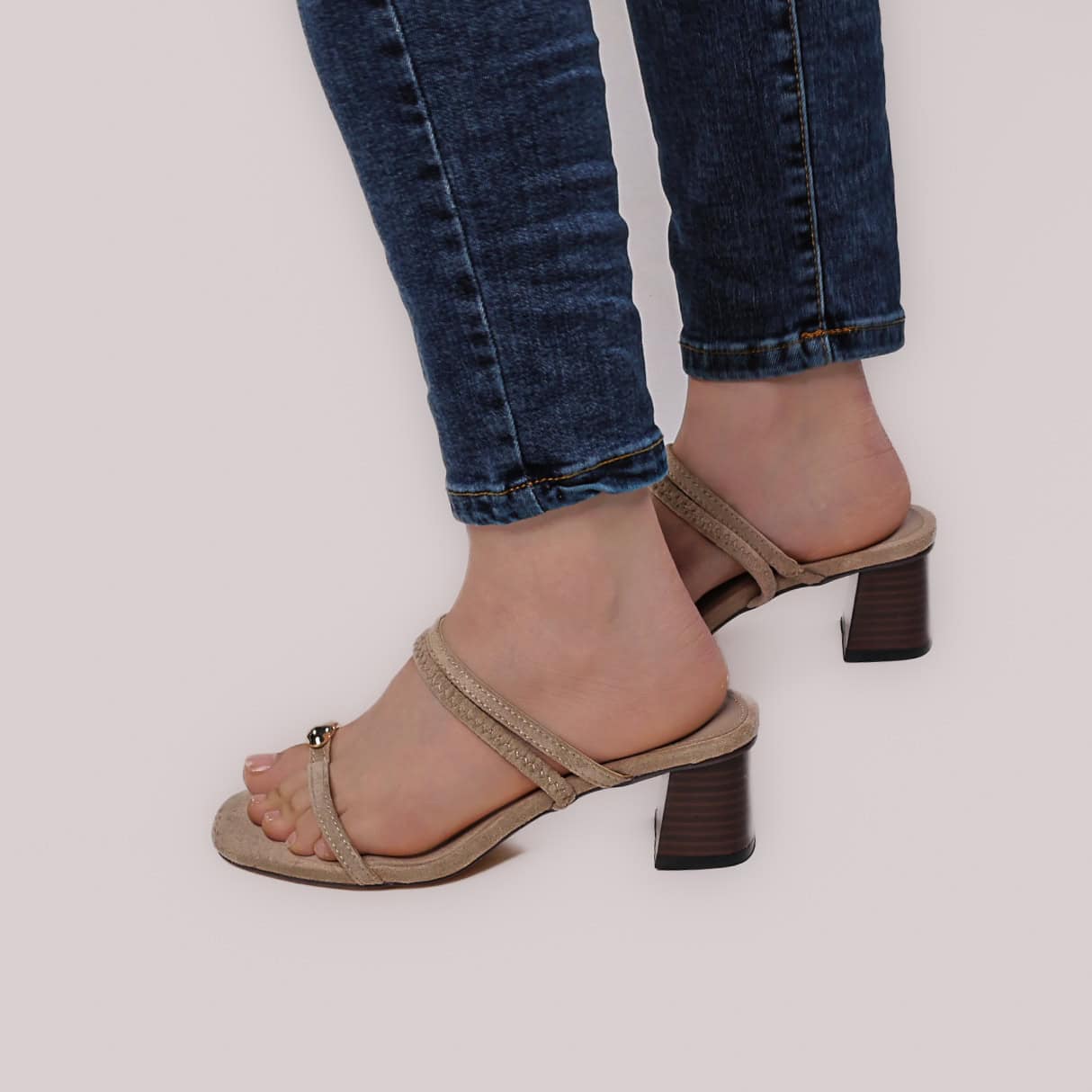 JUIDETTE – Sandales demi talon en Beige.