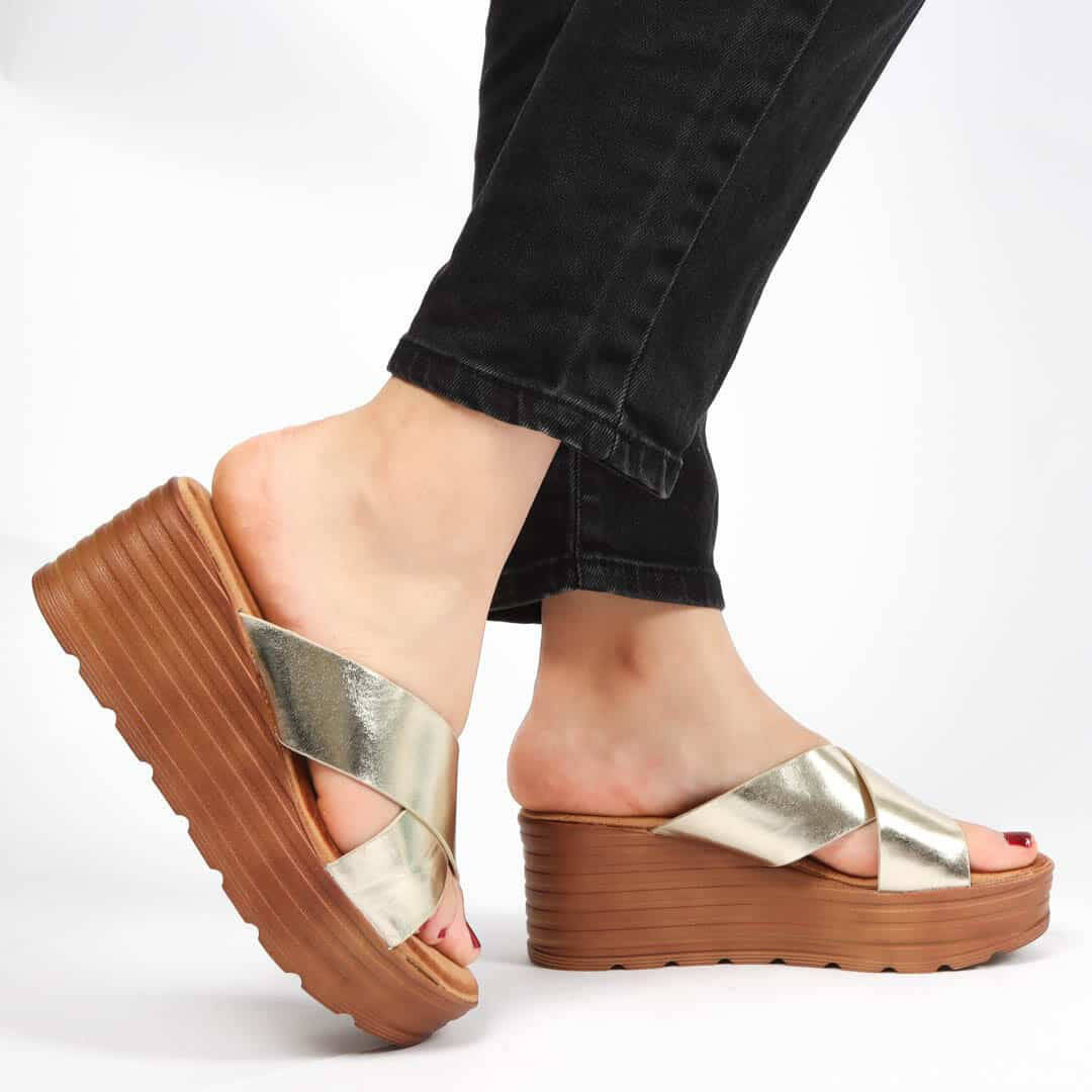 Wooden – Sandales compensées en Doré.