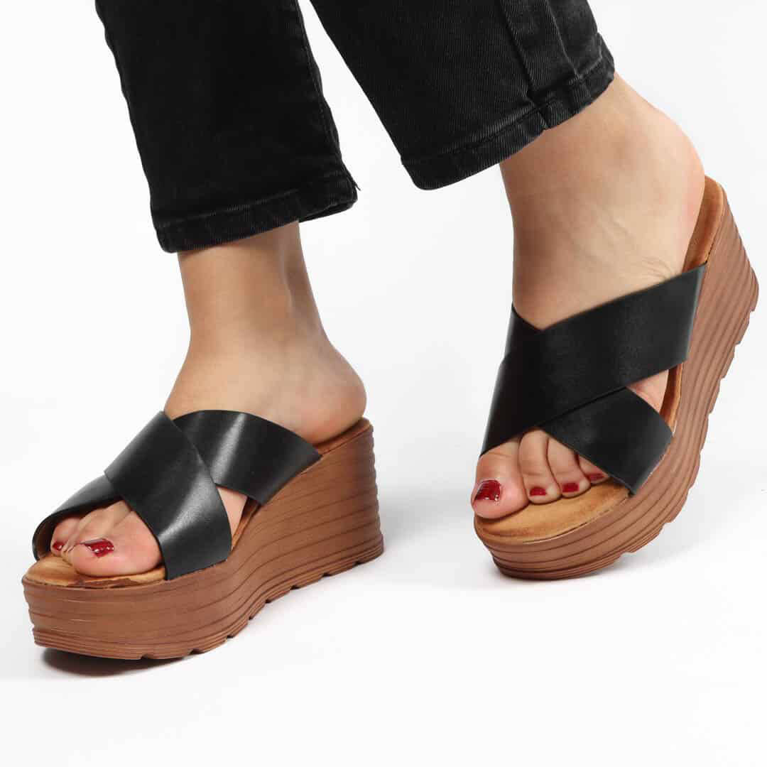 Wooden – Sandales compensées en Noir.