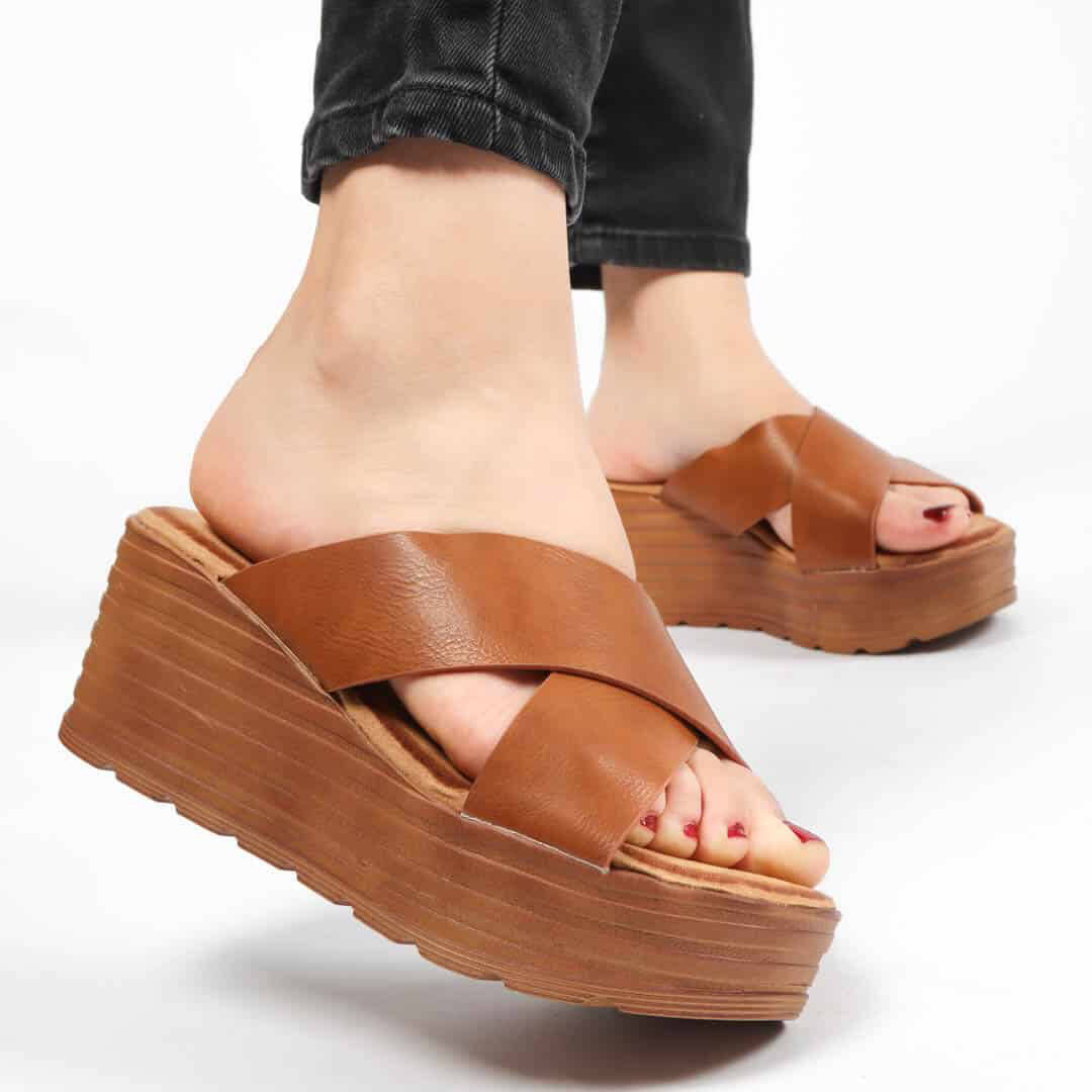 Wooden – Sandales compensées en Tabac.