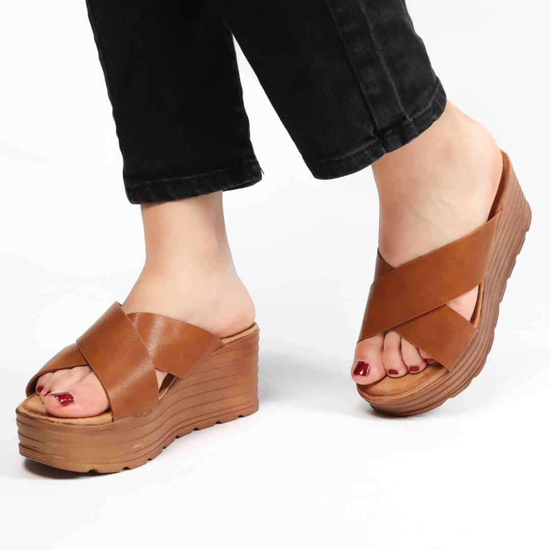 Wooden – Sandales compensées en Tabac.
