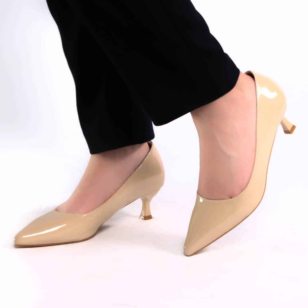 RACHA – Escarpin demi talon en Beige.