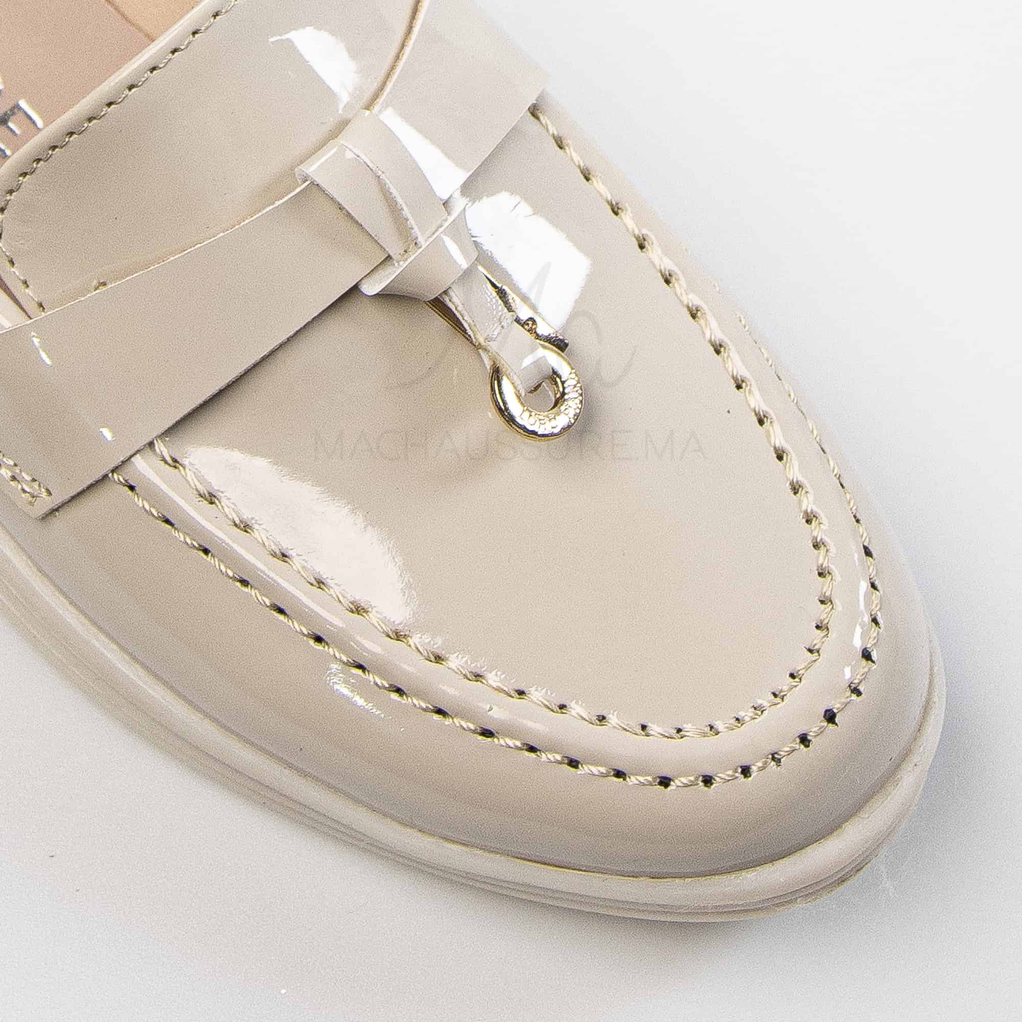 Opaline – Mocassins Fille en Vernis Beige.