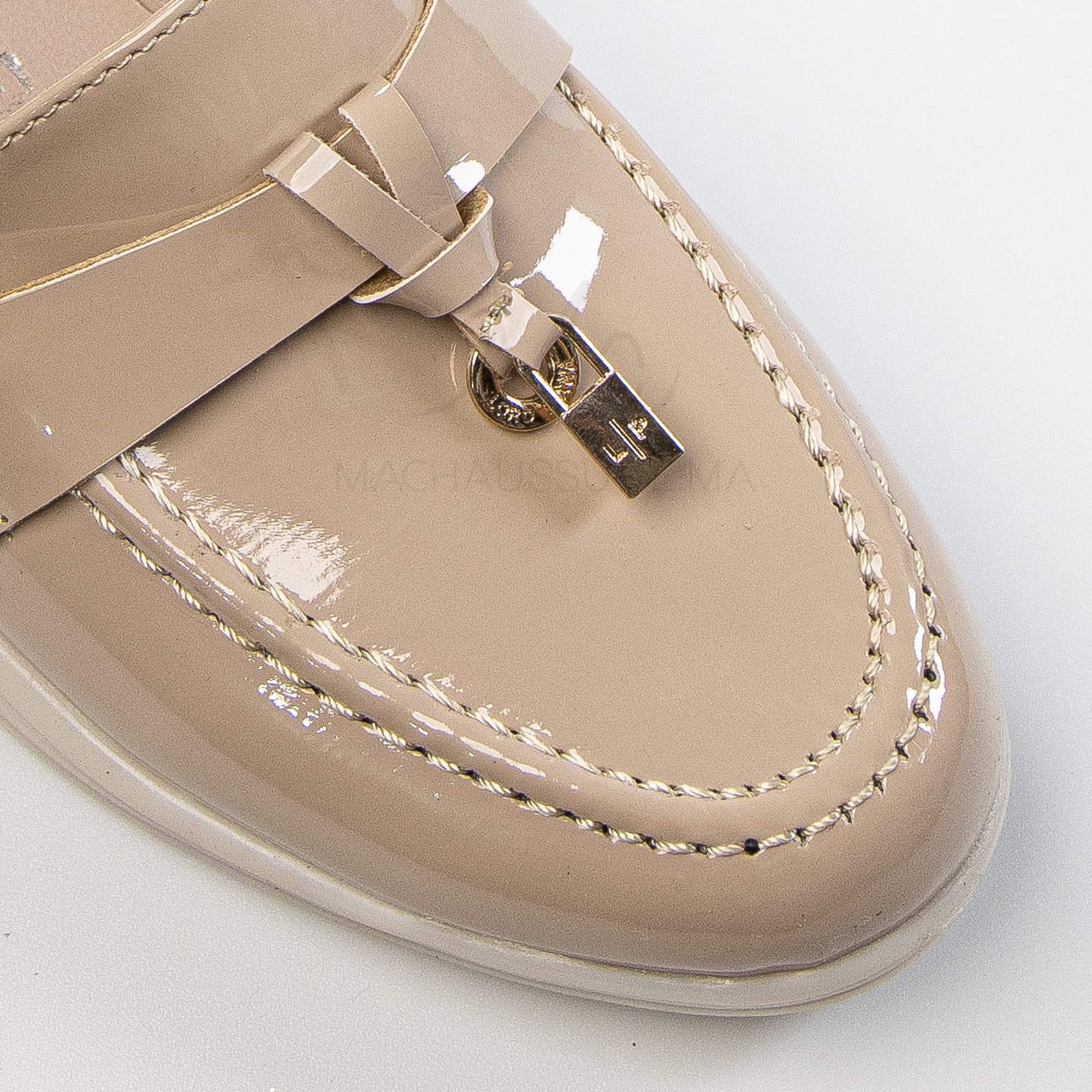 Opaline – Mocassins Fille en Vernis Sablé.