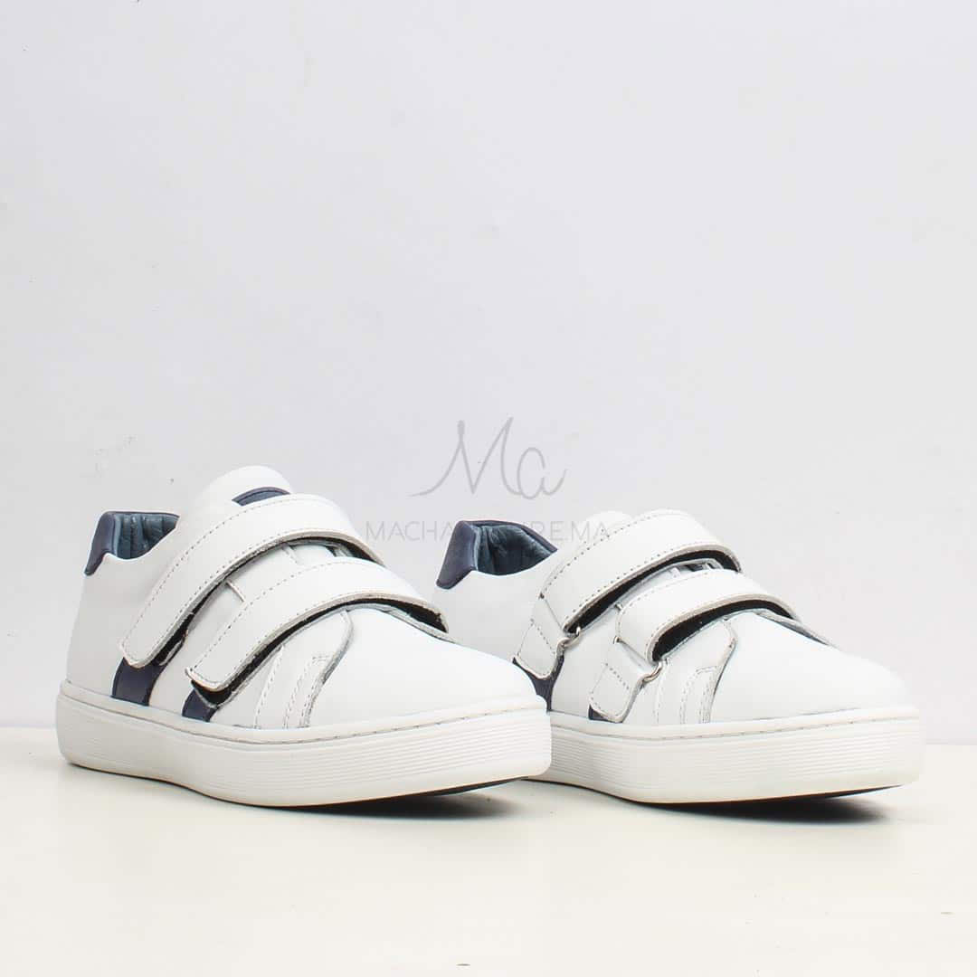 Baskets enfants en cuir blanc.