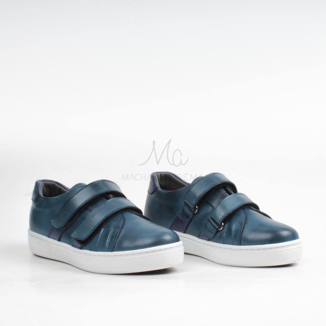 Baskets en bleu.