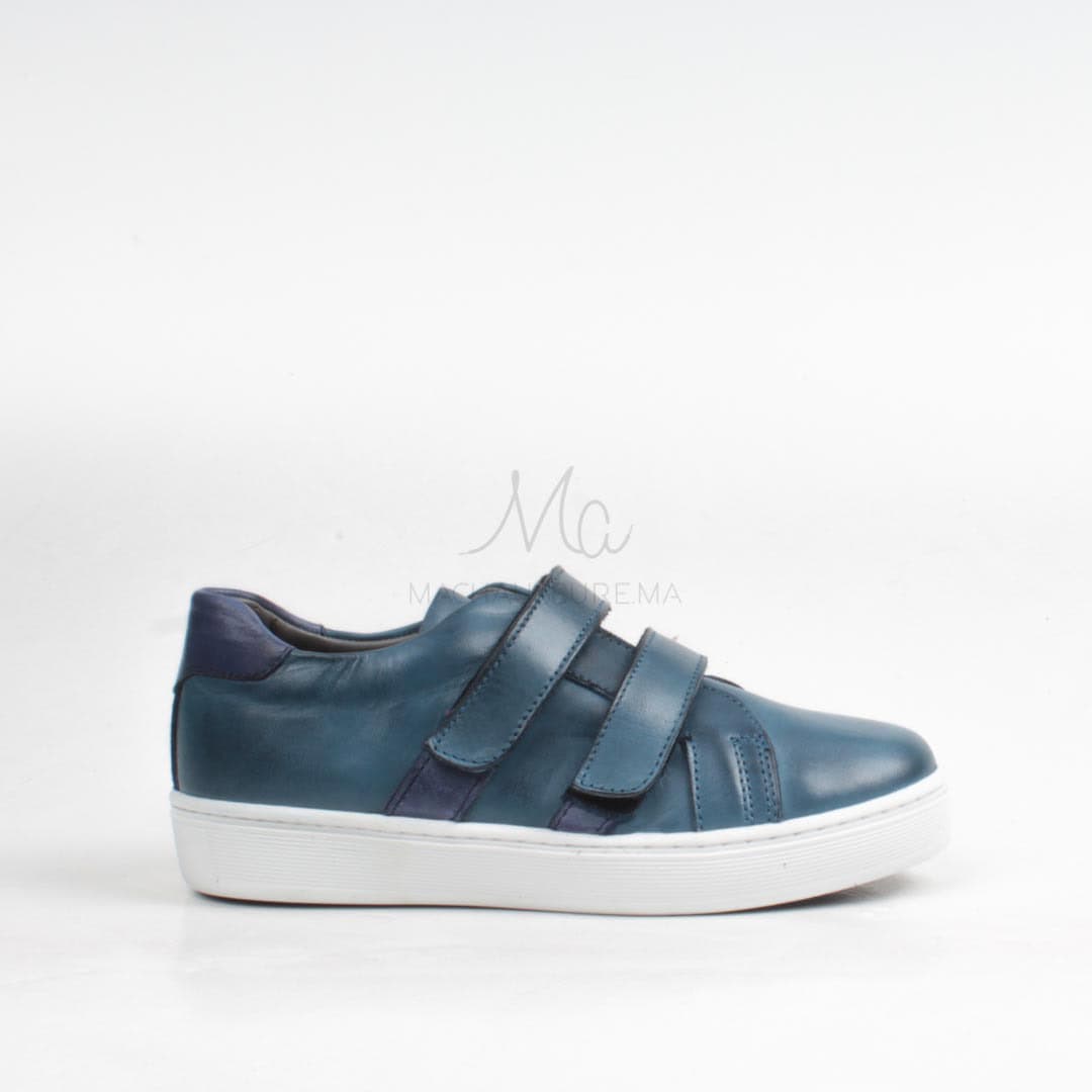 Baskets en bleu.
