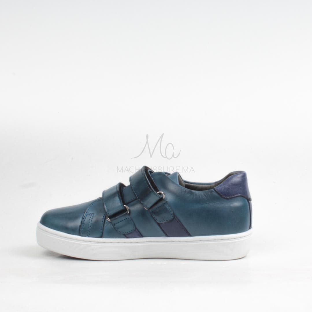 Baskets en bleu.