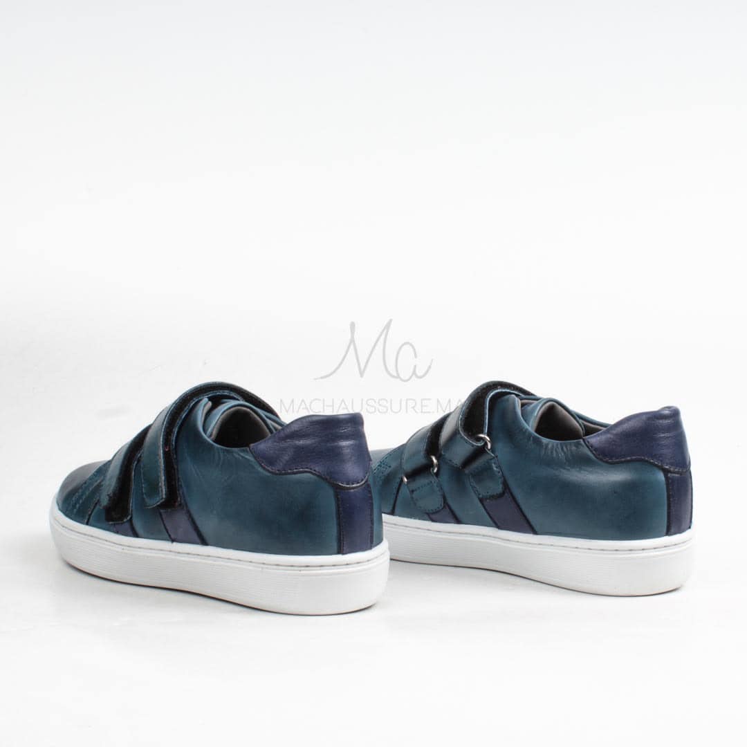 Baskets en bleu.
