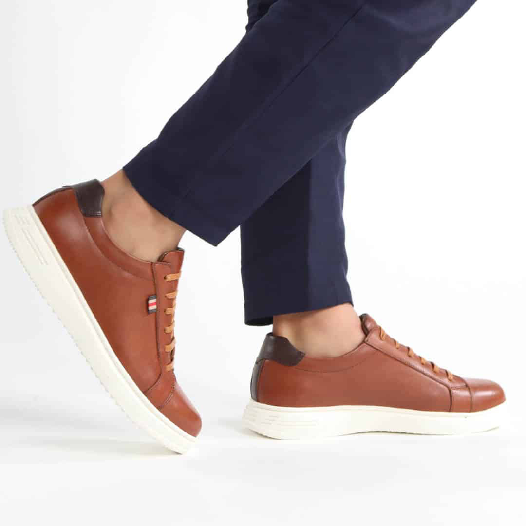 Reyo - Baskets Basses en cuir en Tabac Semelle Blanche.