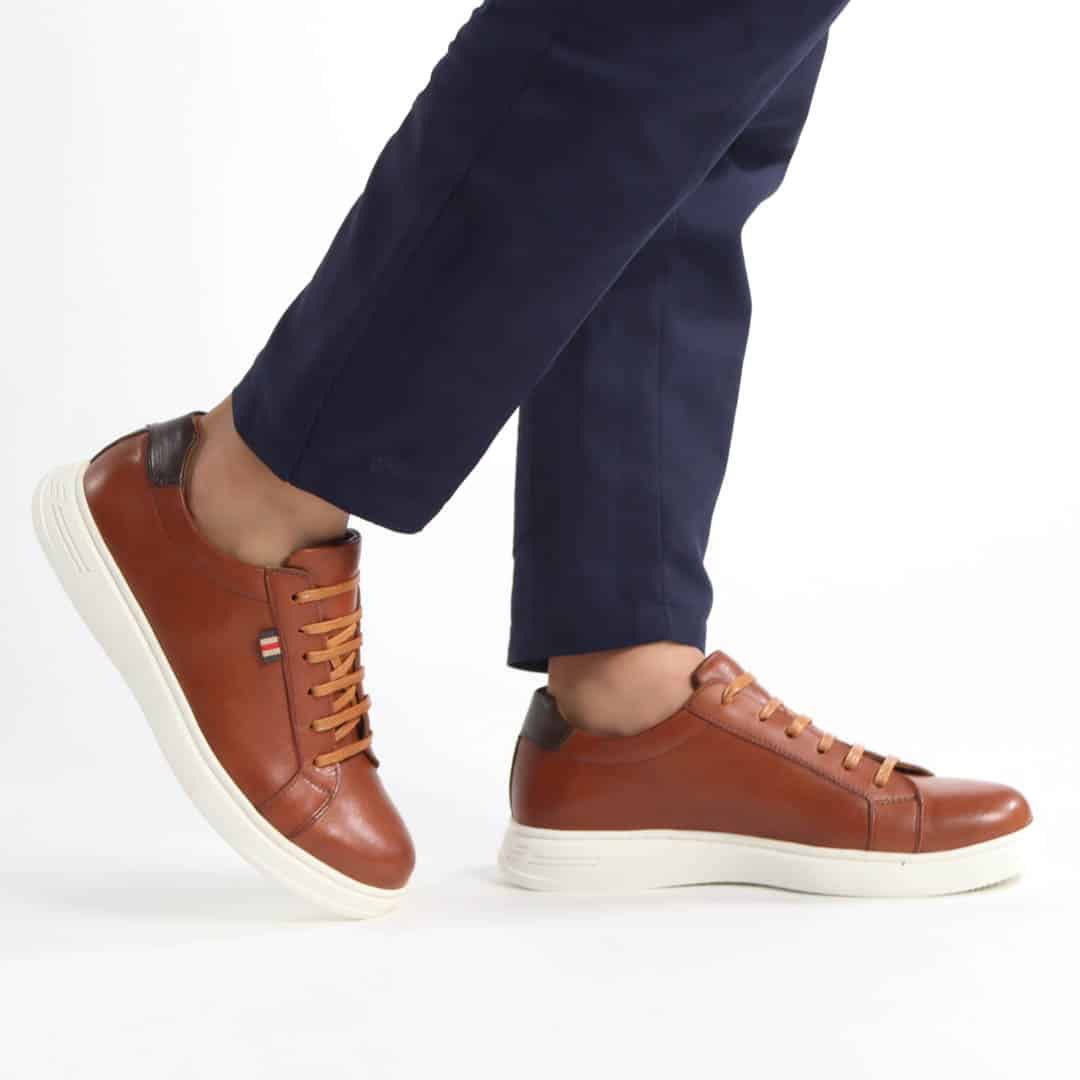 Reyo - Baskets Basses en cuir en Tabac Semelle Blanche.