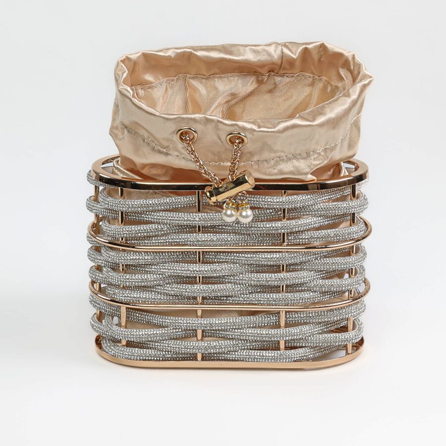 Chaussure à talons ornée de bijoux et accompagnée d’un sac à main doré, idéale pour une tenue chic e..