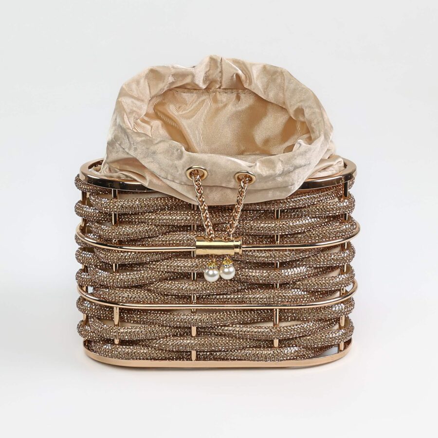 Sac à main en strass et métal doré avec doublure en tissu beige..