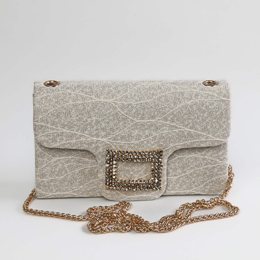 Pochette de soirée en tissu brillant avec boucle ornée de strass et chaîne dorée, idéale pour occasi..