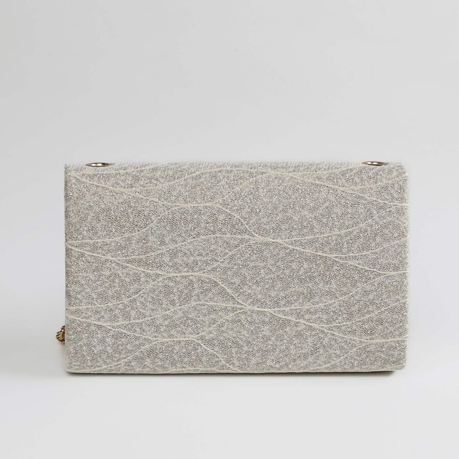 Sac à main en tissu brillant avec motifs délicats, idéal pour occasions spéciales et événements élég..
