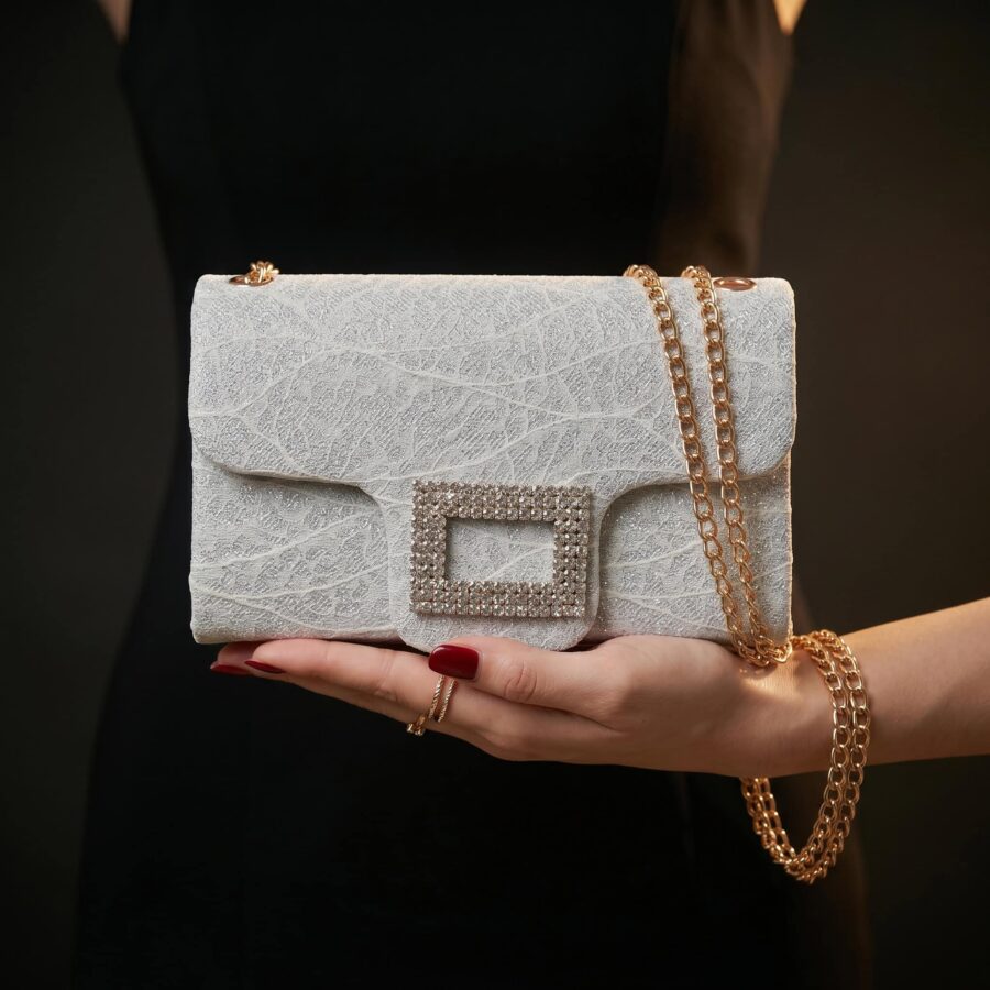 Sac à main en cuir blanc avec détails en strass et chaîne dorée, idéal pour occasions spéciales et l..