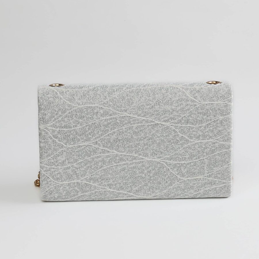 Sac à main en tissu gris avec motif linéaire, idéal pour une tenue élégante et tendance..