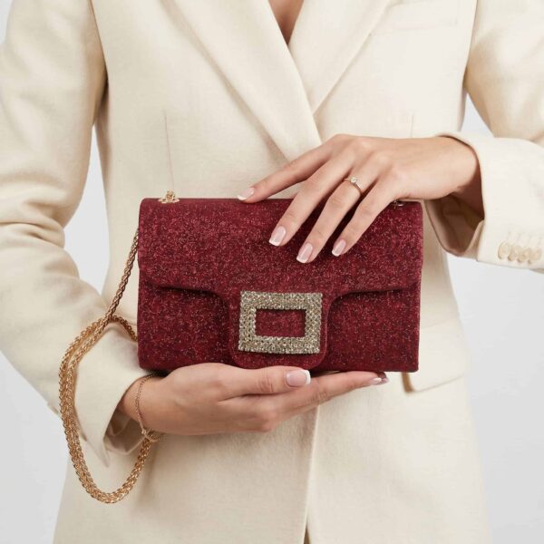 Sac à main en velours rouge avec chaîne dorée et boucle scintillante, accessoire chic pour femmes él..