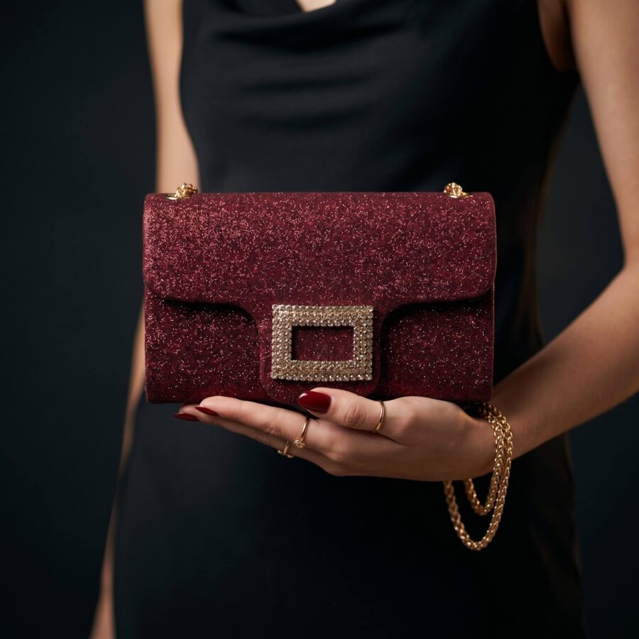 Sac à main rouge pailleté avec boucle ornementale pour femmes élégantes..