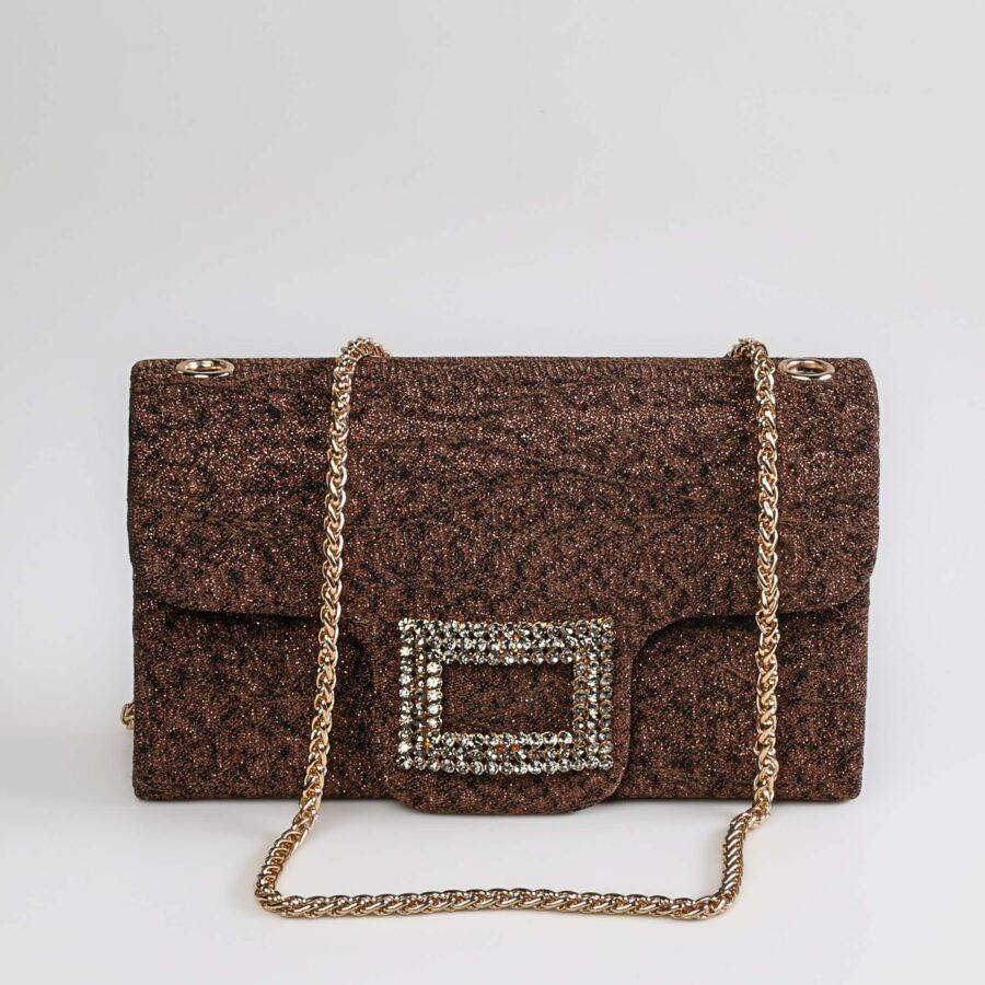 Sac à main en tissu pailleté avec boucle en strass et chaîne dorée..