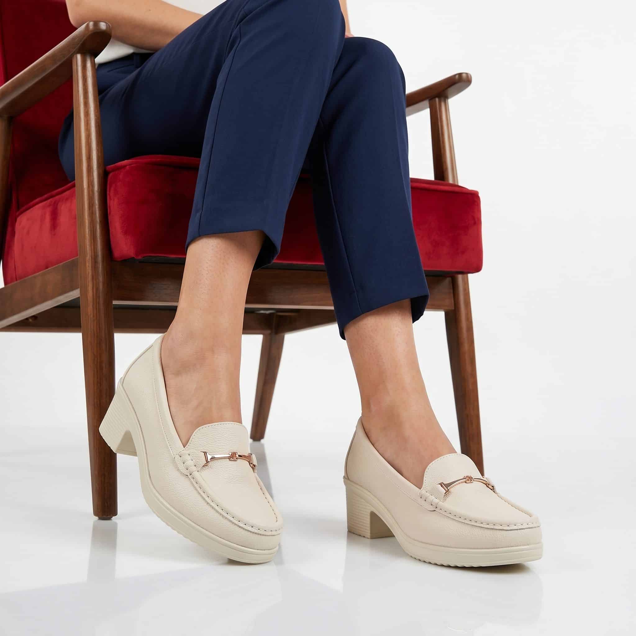 Ocre – Mocassins demi talon en Beige.