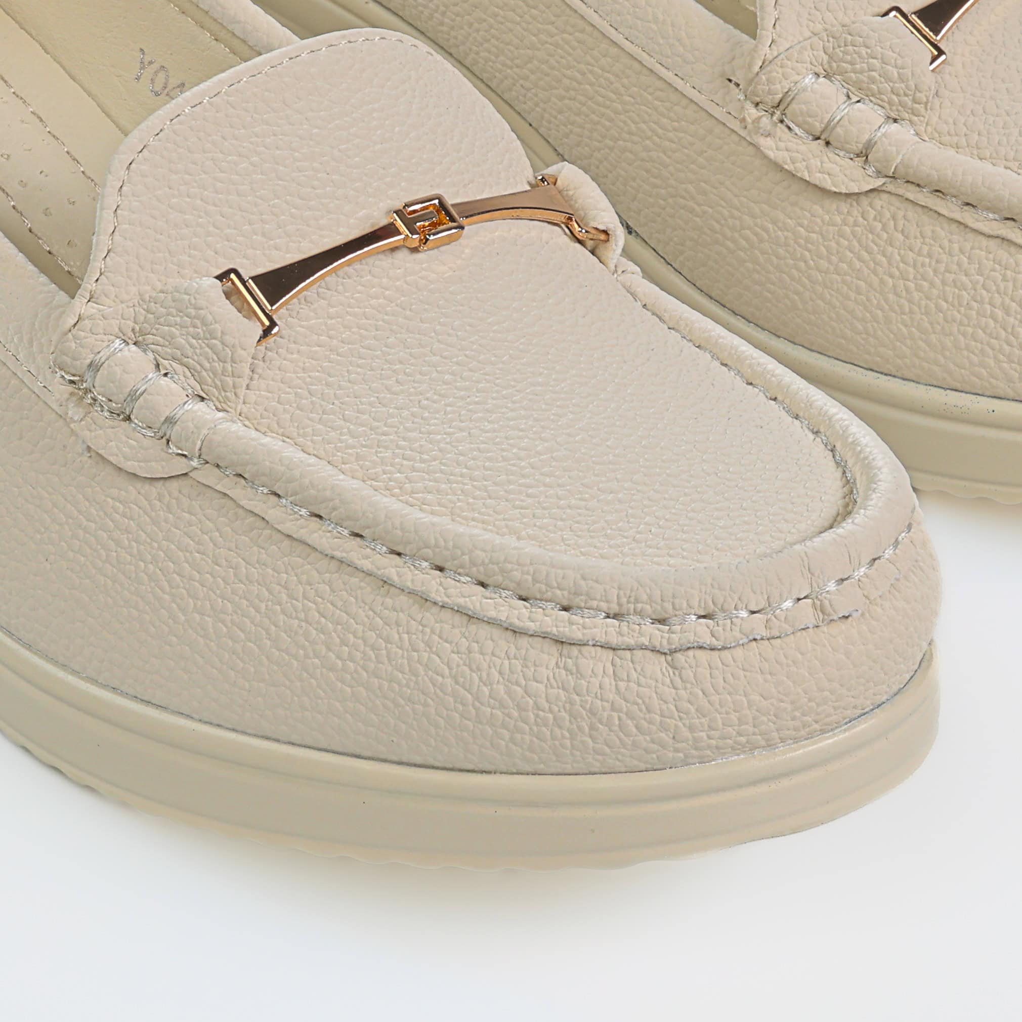 Ocre – Mocassins demi talon en Beige.