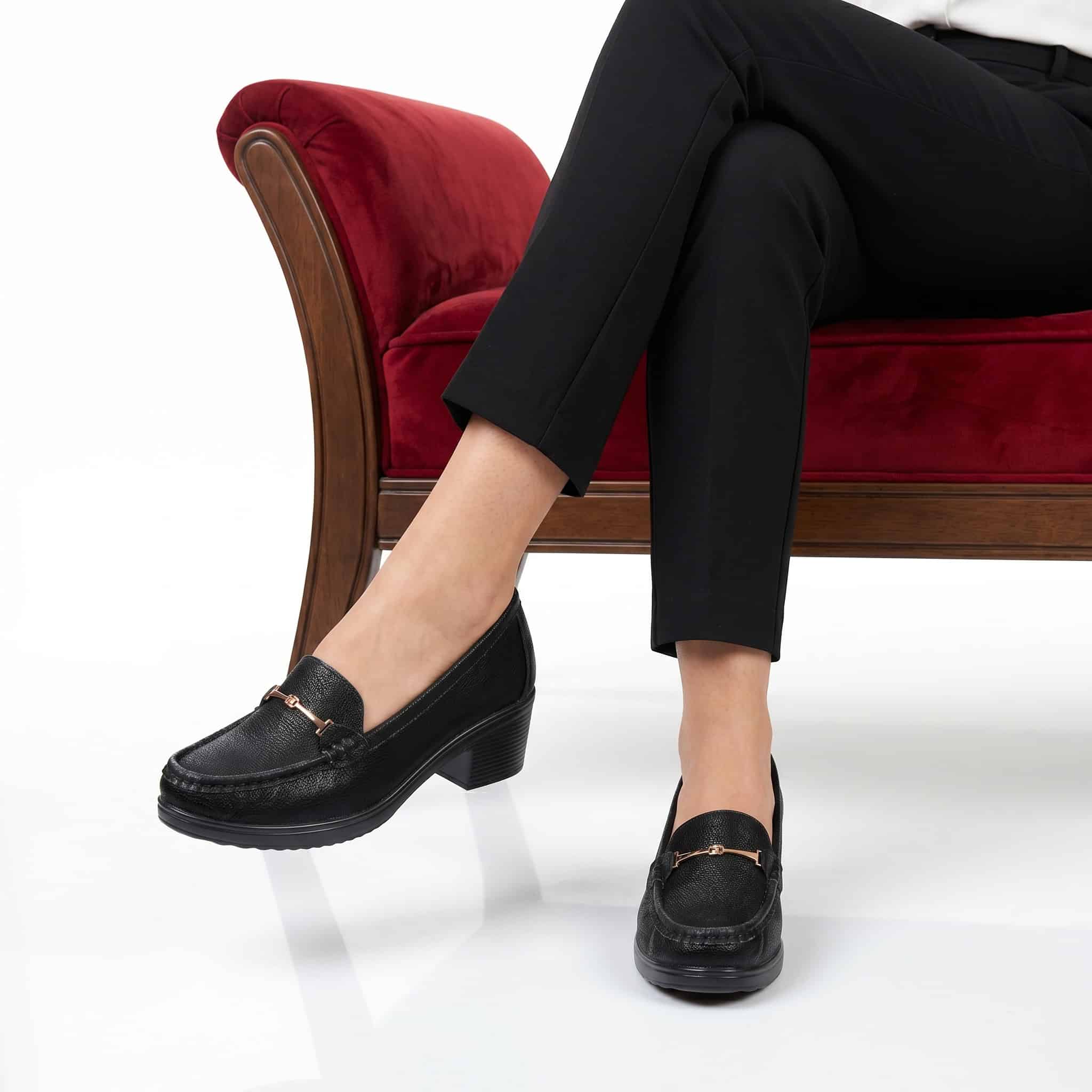Ocre – Mocassins demi talon en Noir.
