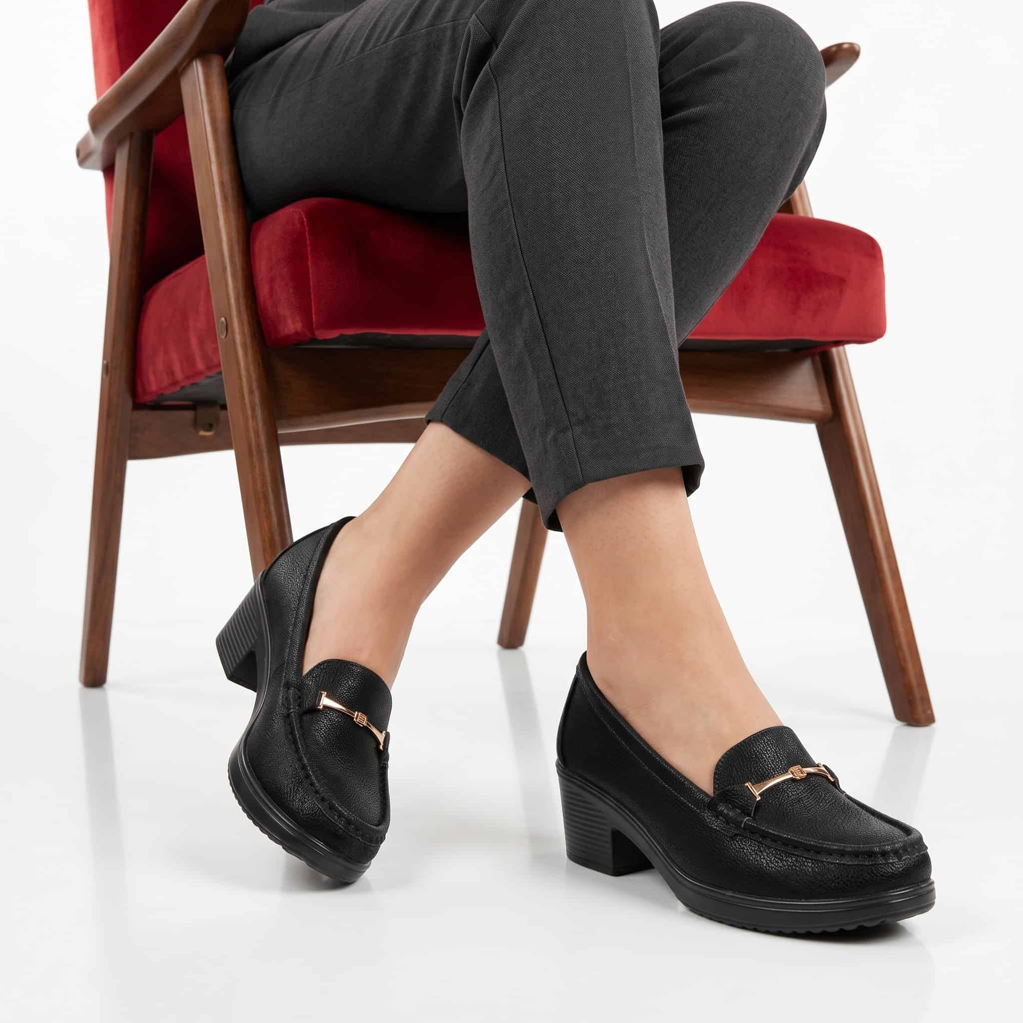 Ocre – Mocassins demi talon en Noir.