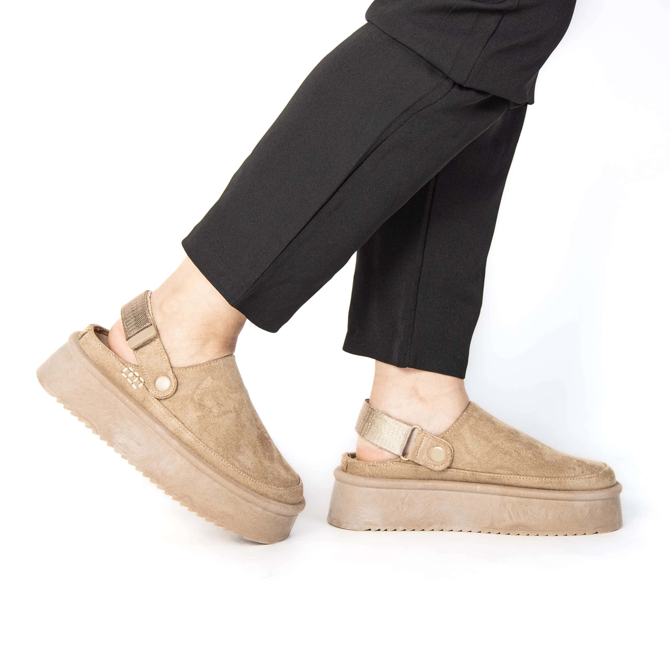 Fleecy – Chaussons à plateforme en Kaki.