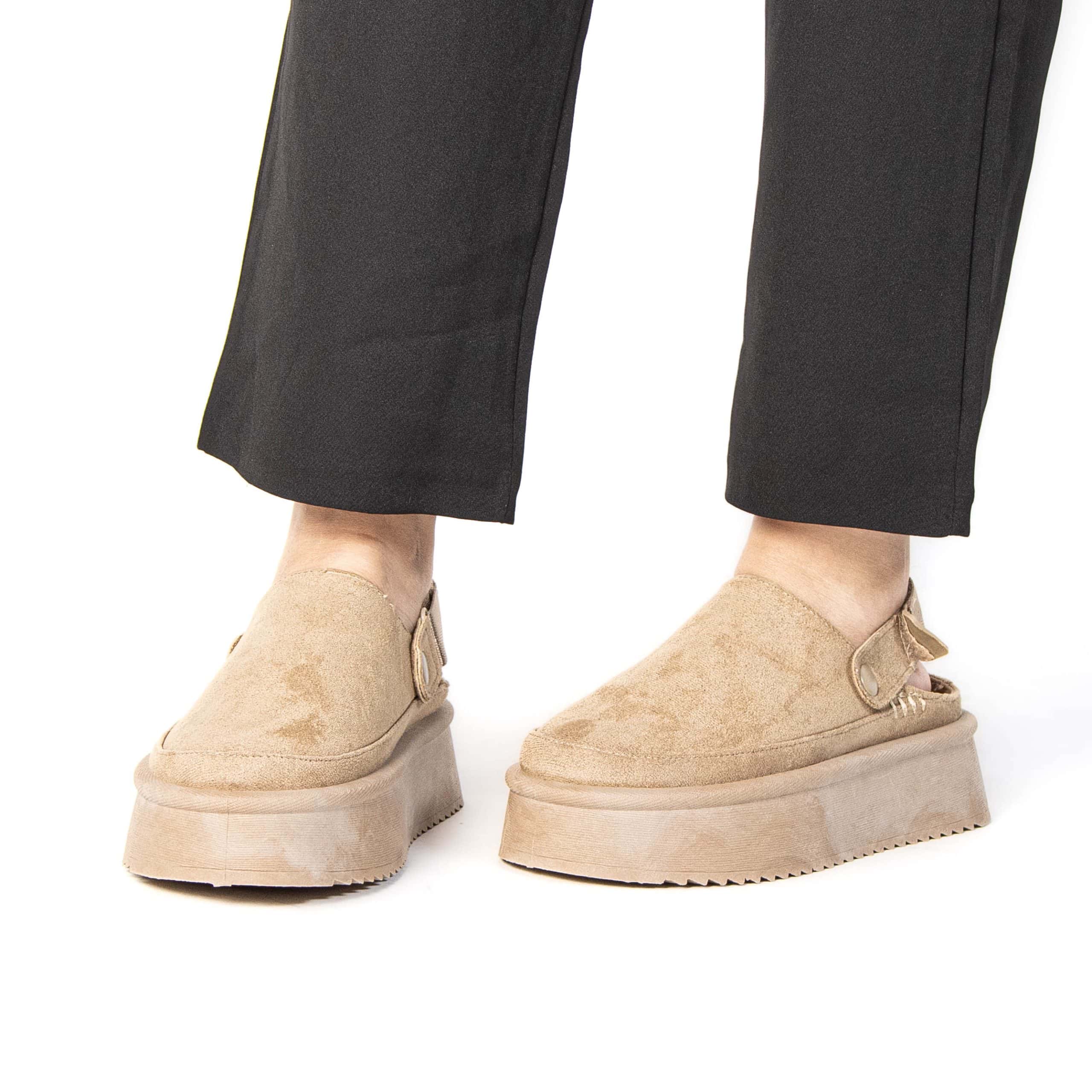 Fleecy – Chaussons à plateforme en Kaki.