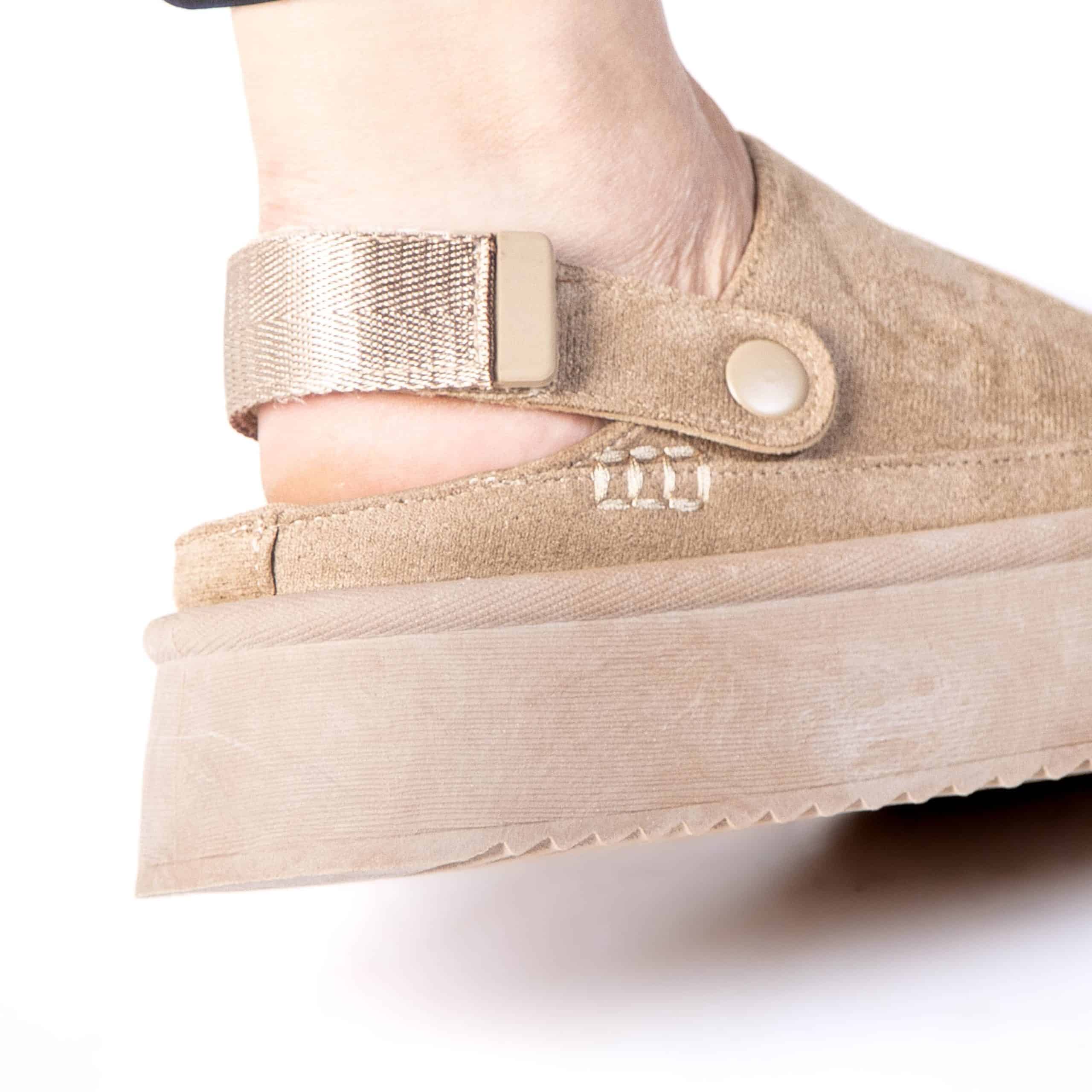 Fleecy – Chaussons à plateforme en Kaki.