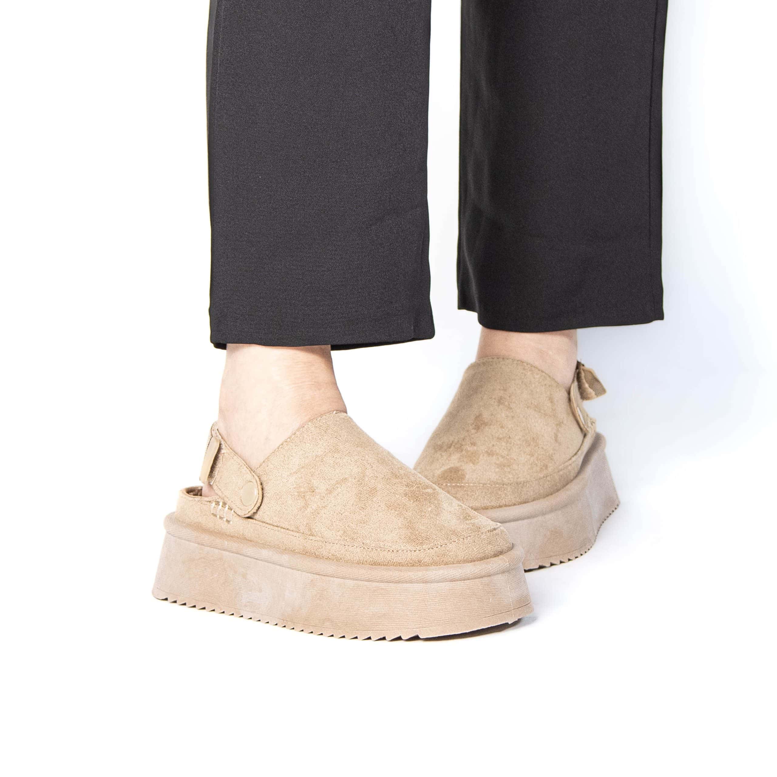 Fleecy – Chaussons à plateforme en Kaki.
