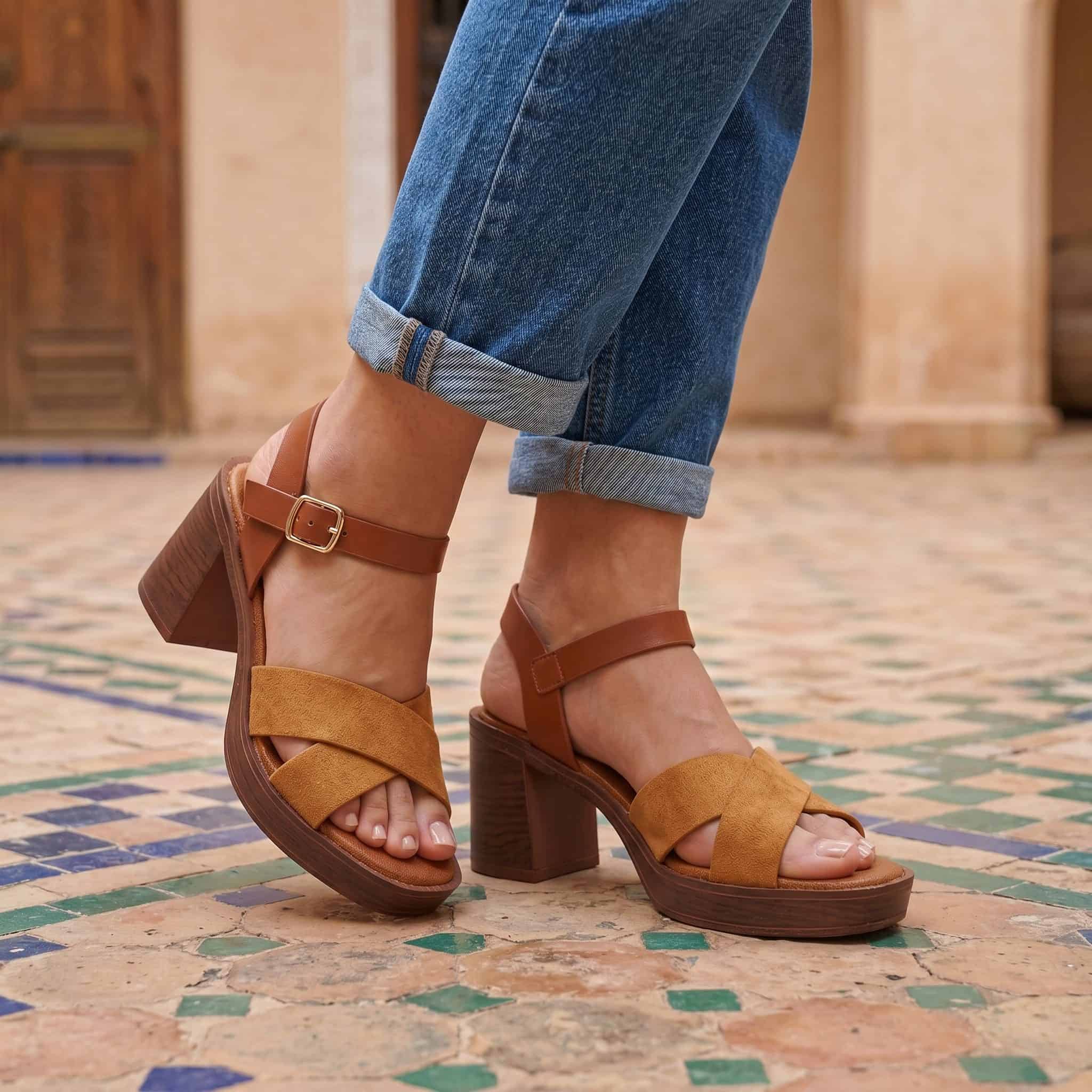 Cèdre – Sandales demi talon en Camel.
