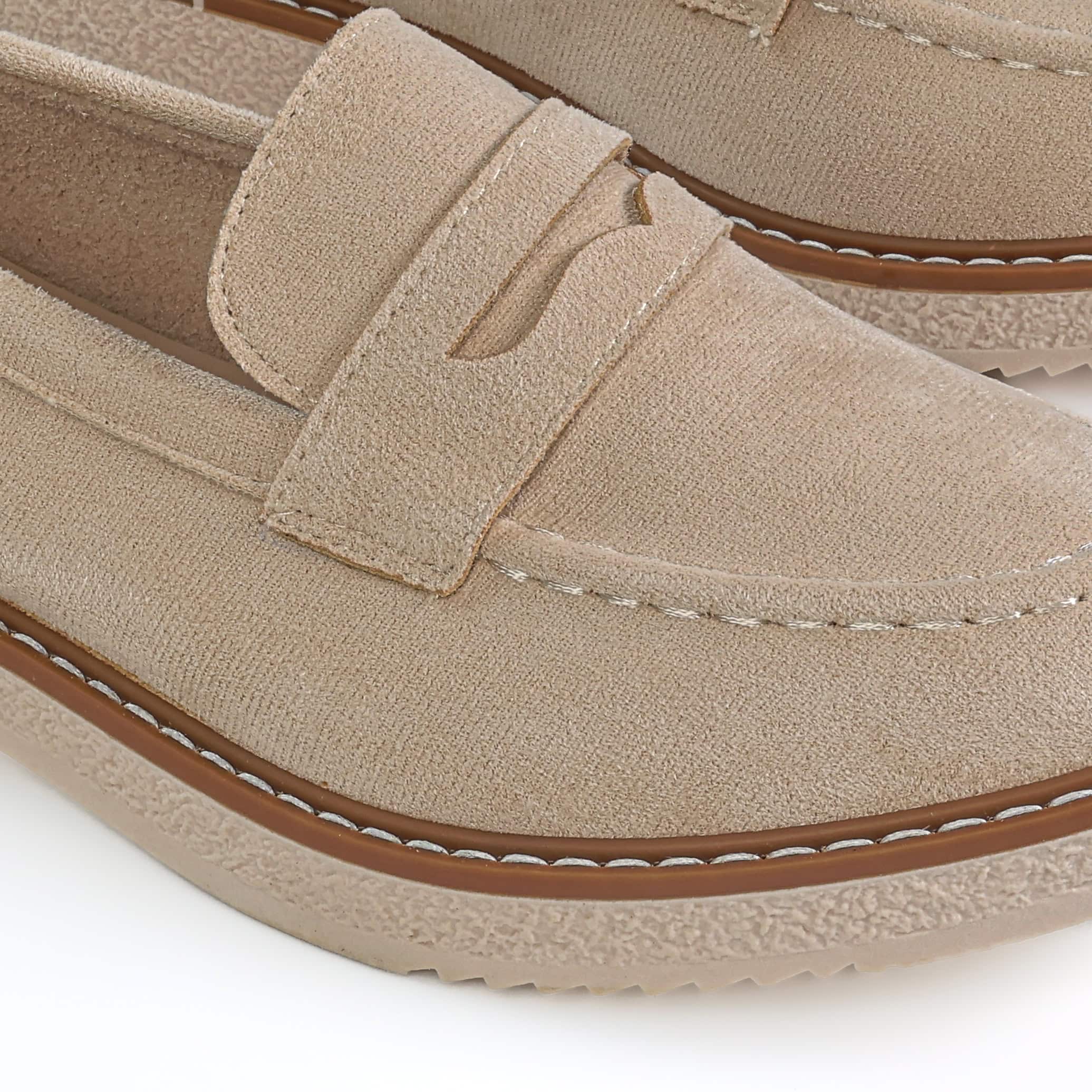 Cité – Derbies Femmes en Beige.