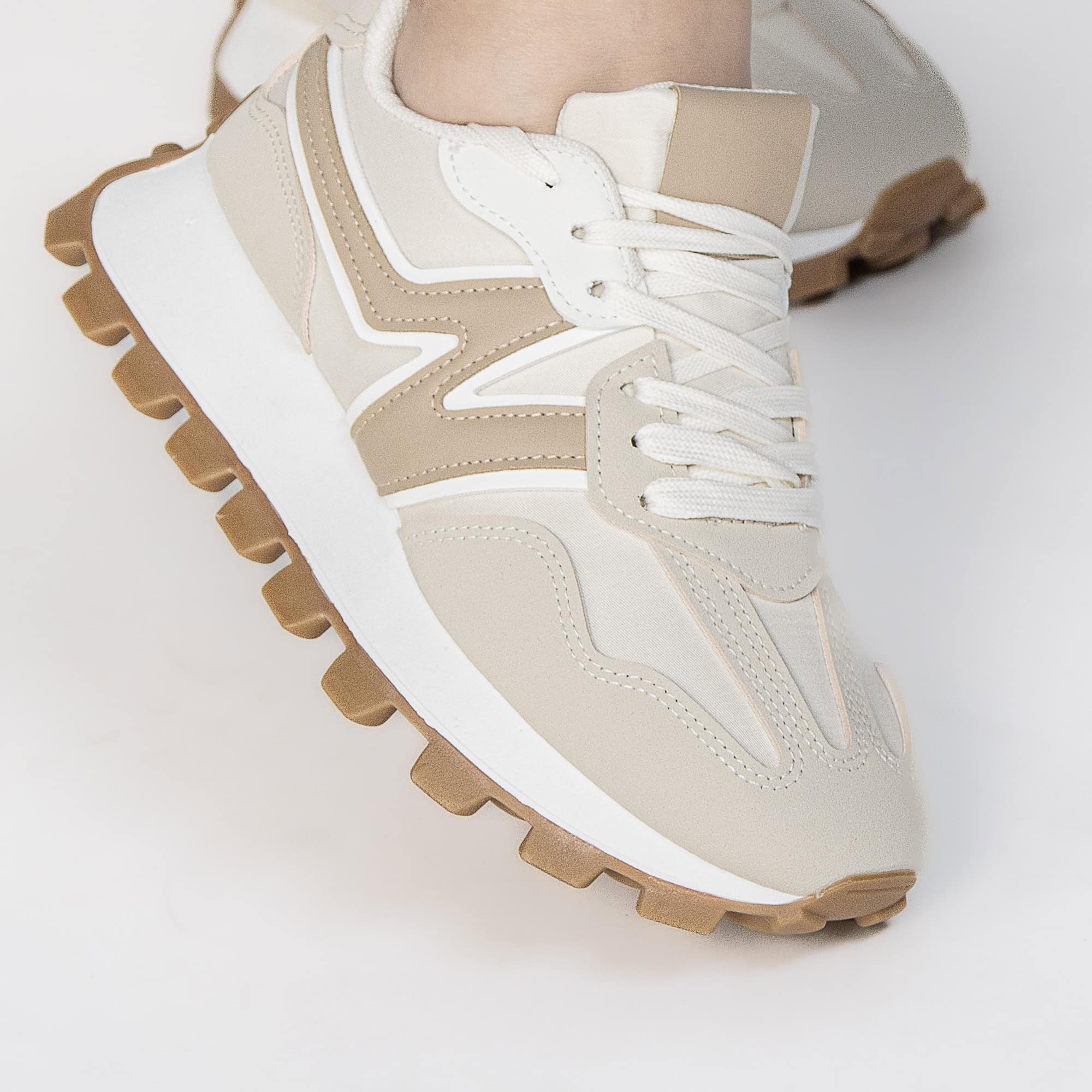 VANESSA – Baskets femmes en Beige.