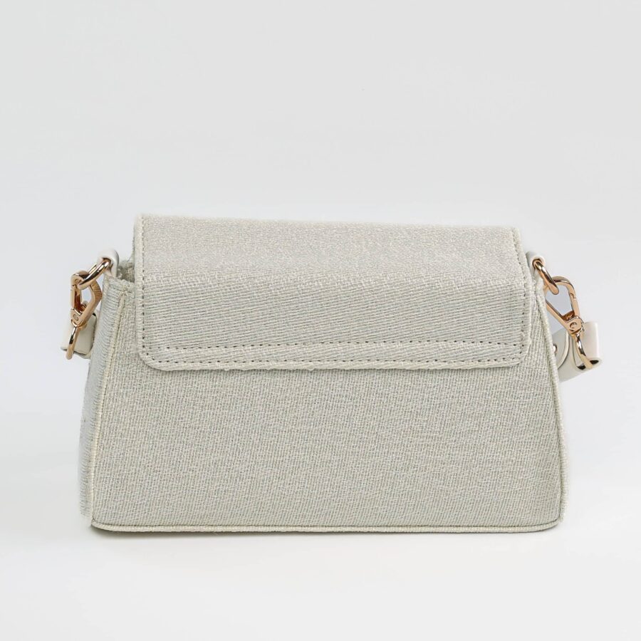 Sac à main beige en toile avec détails en métal doré, idéal pour un style élégant et pratique..