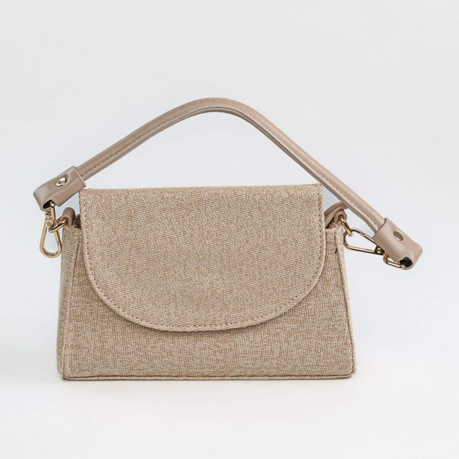 Sac à main beige en tissu avec poignée élégante, parfait pour un style chic et décontracté..