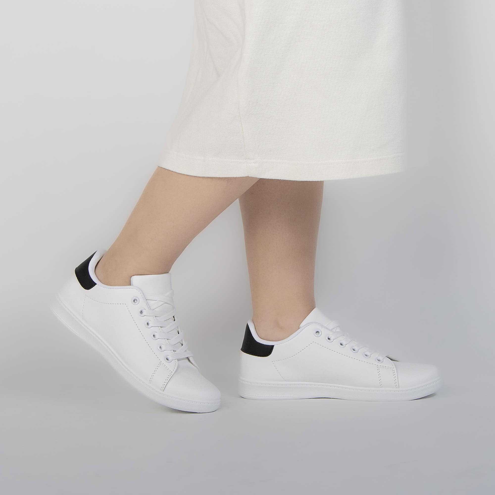 HEDDY - Baskets Basses Blanche avec détail en Noir.