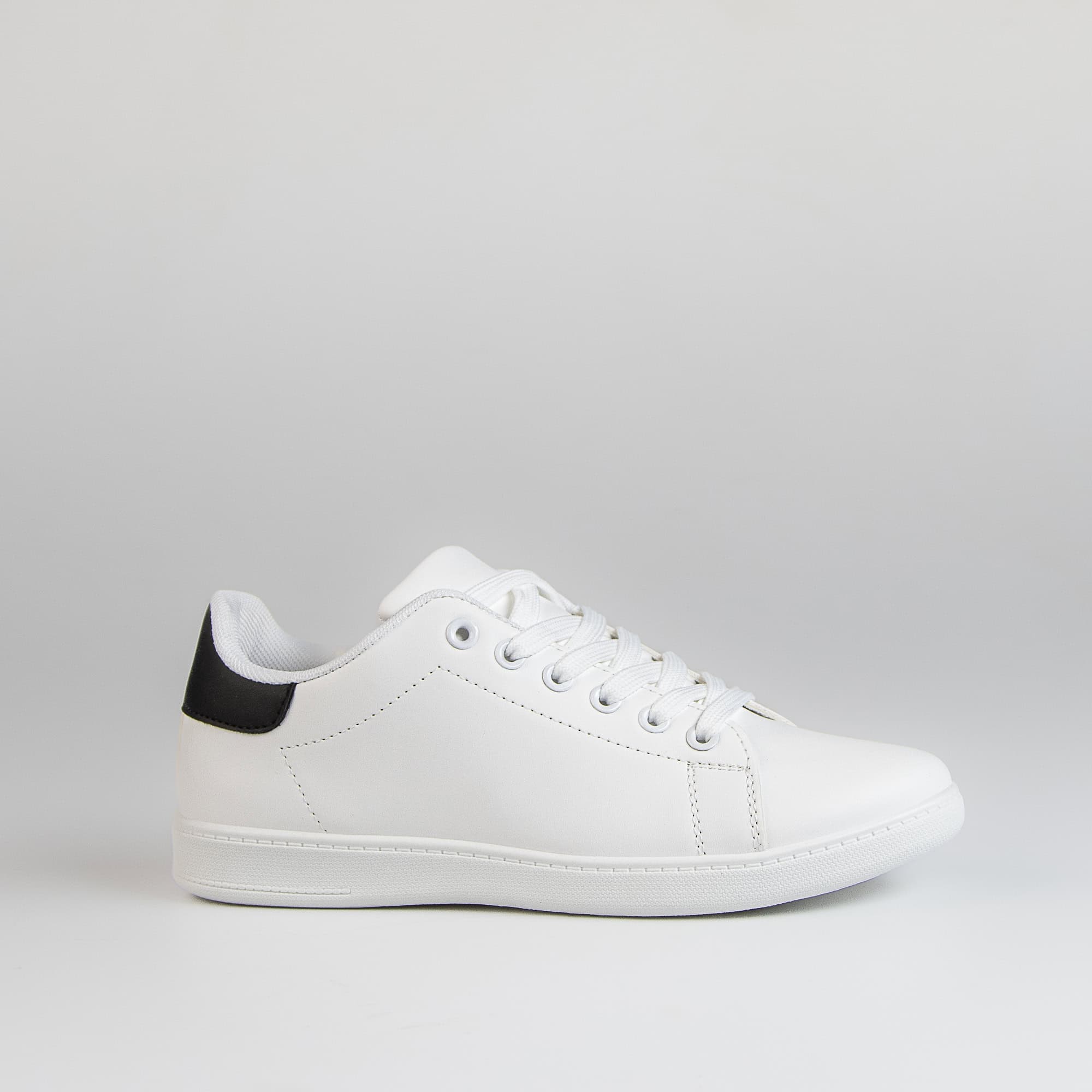 HEDDY - Baskets Basses Blanche avec détail en Noir.