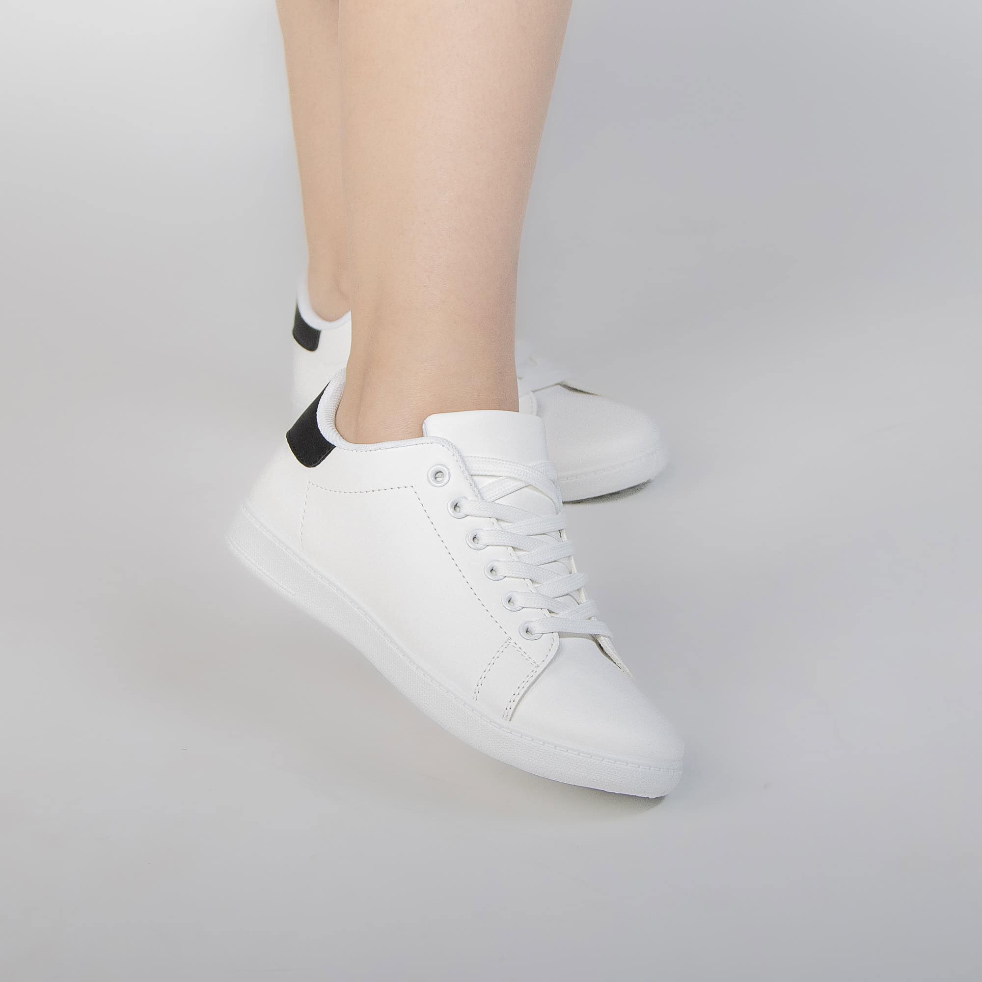 HEDDY - Baskets Basses Blanche avec détail en Noir.