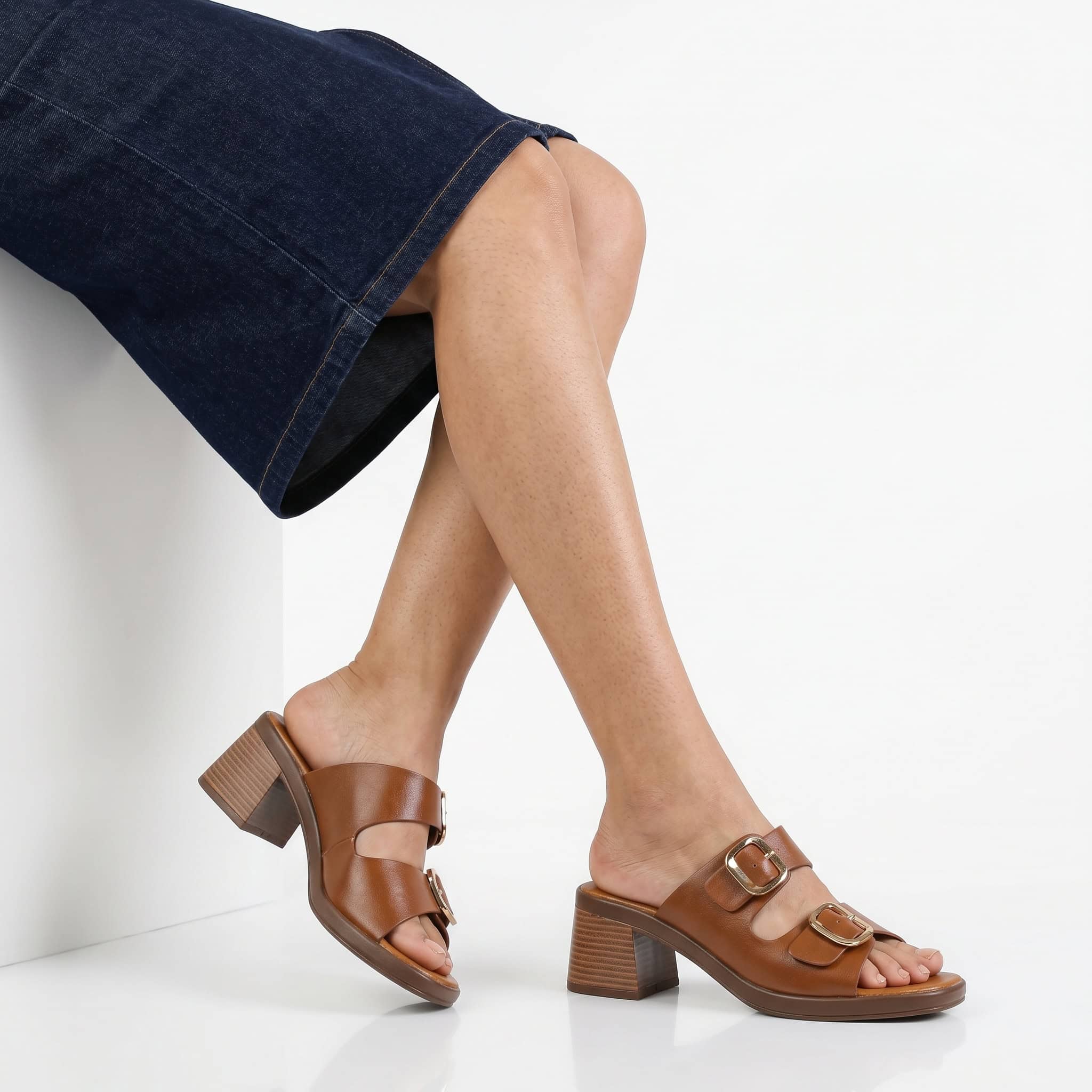 Sève – Sandales demi talon en Camel.