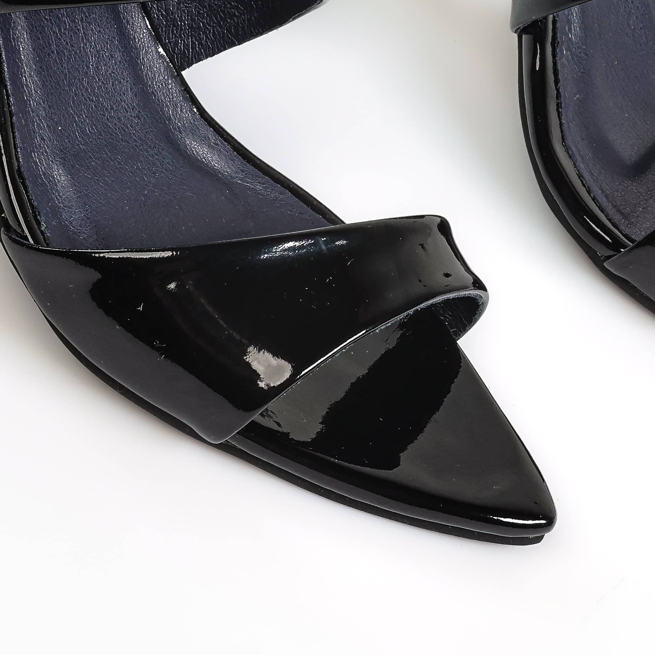 Icadoli – Sandales à talon en Vernis Noir.