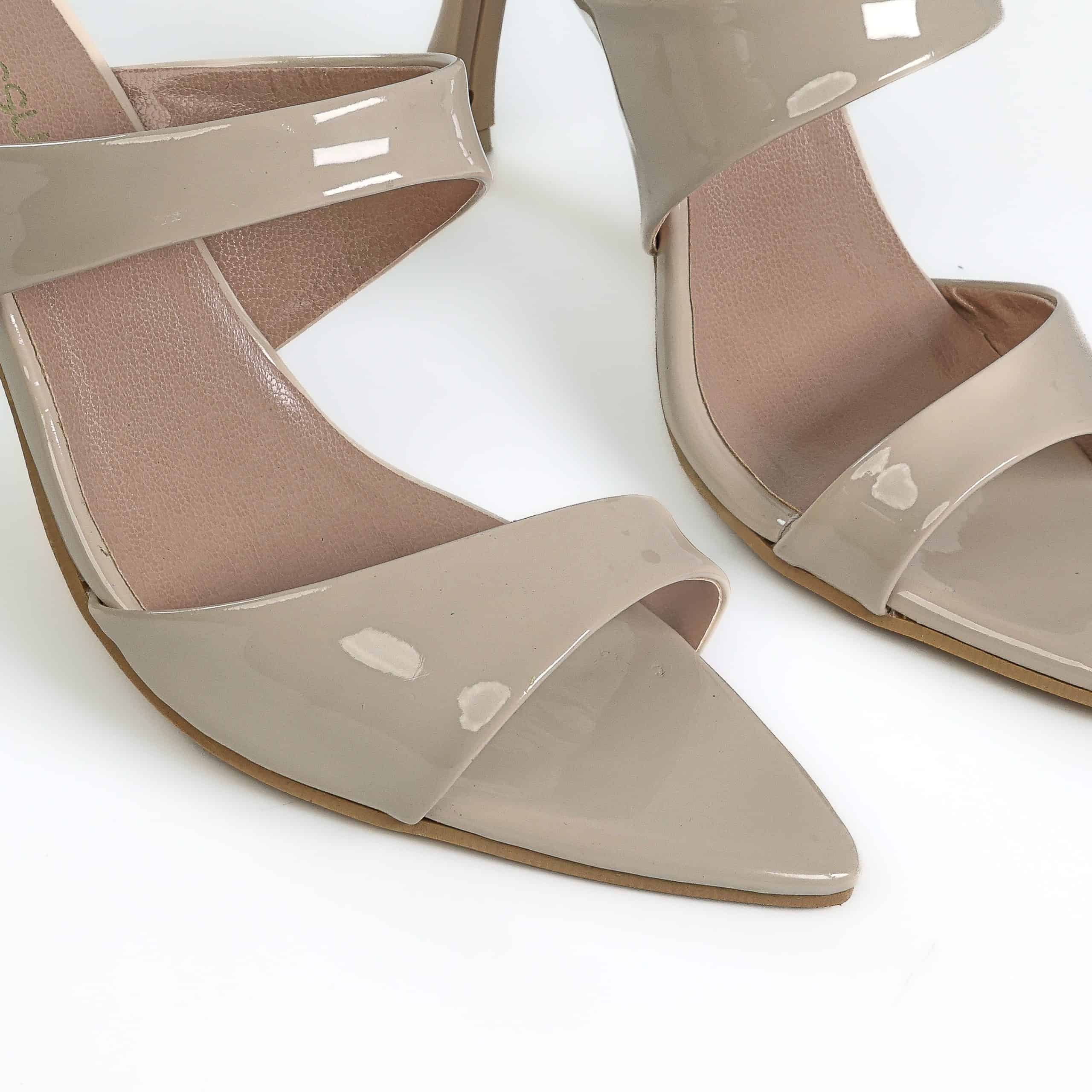 Icadoli – Sandales à talon en Vernis Beige.