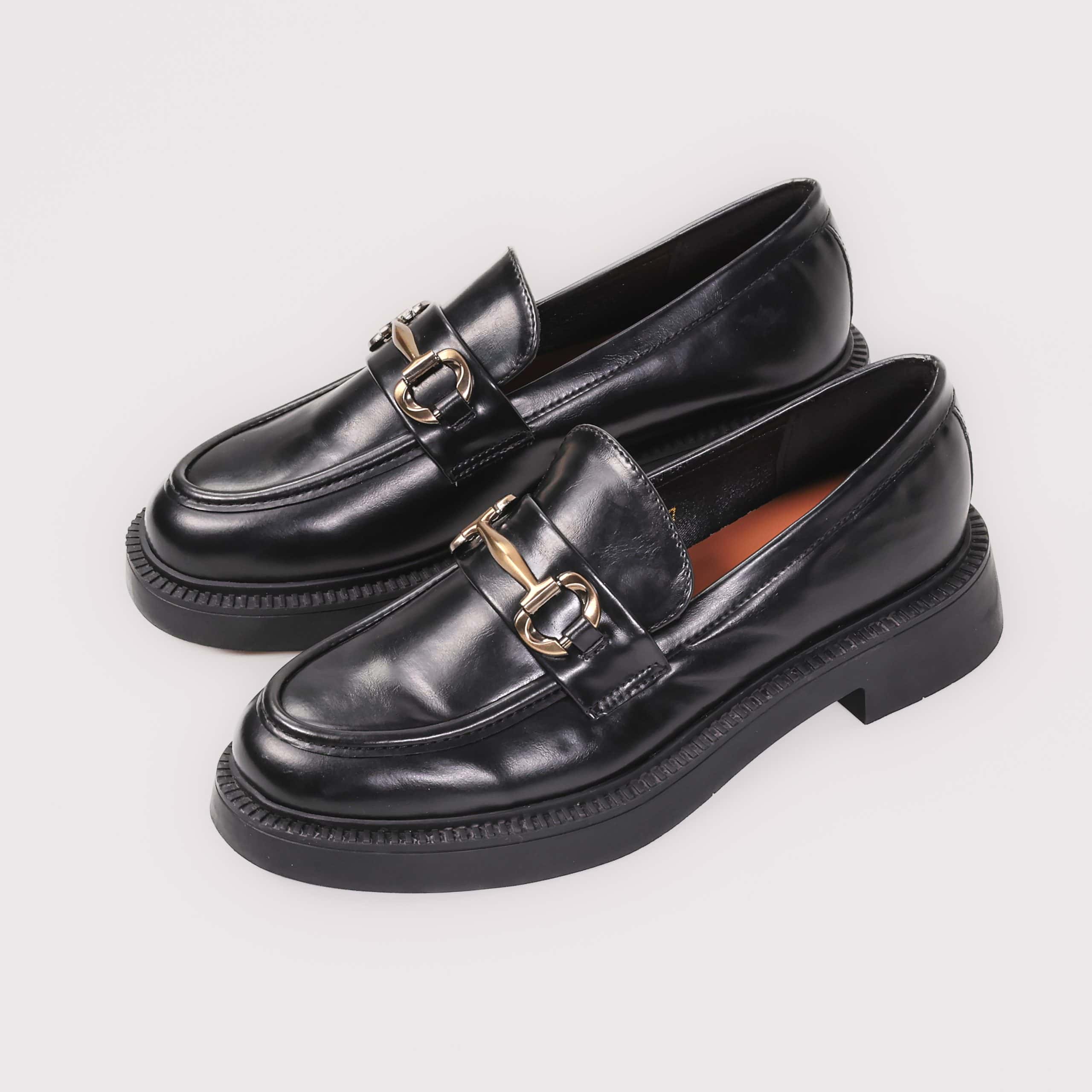 Louisa – Derbies Femmes en Noir.